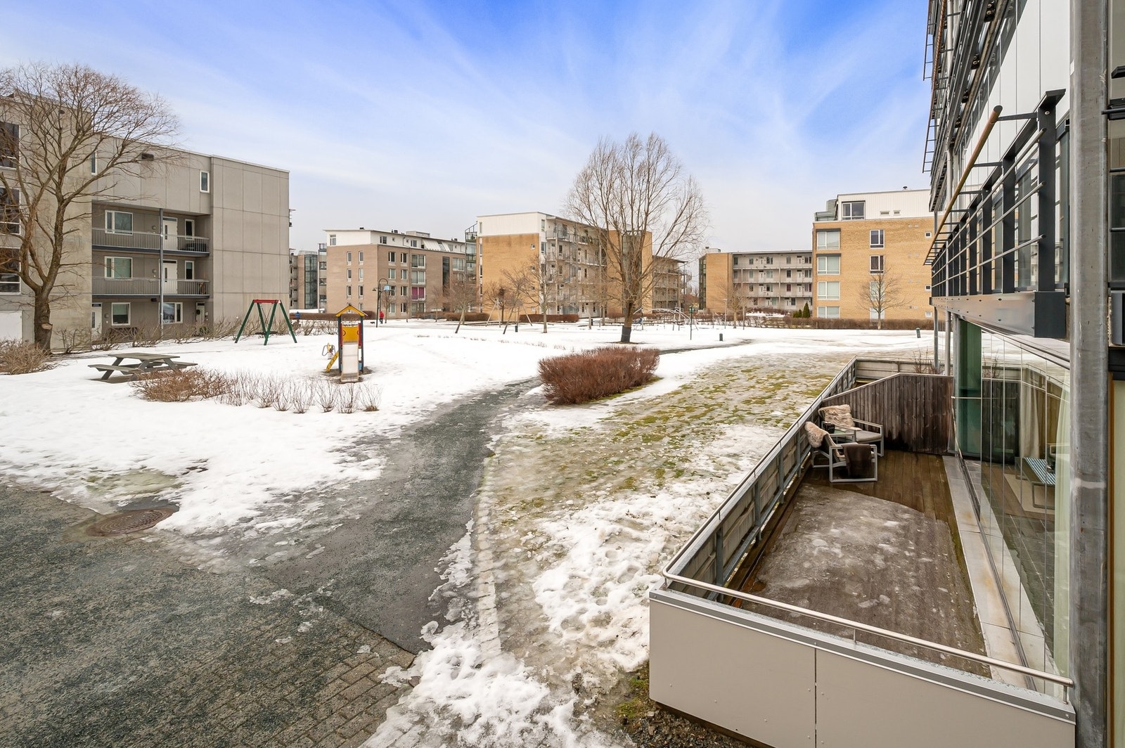 Fin utsikt mot grøntareal, og gode solforhold på balkongen. Galleribilde