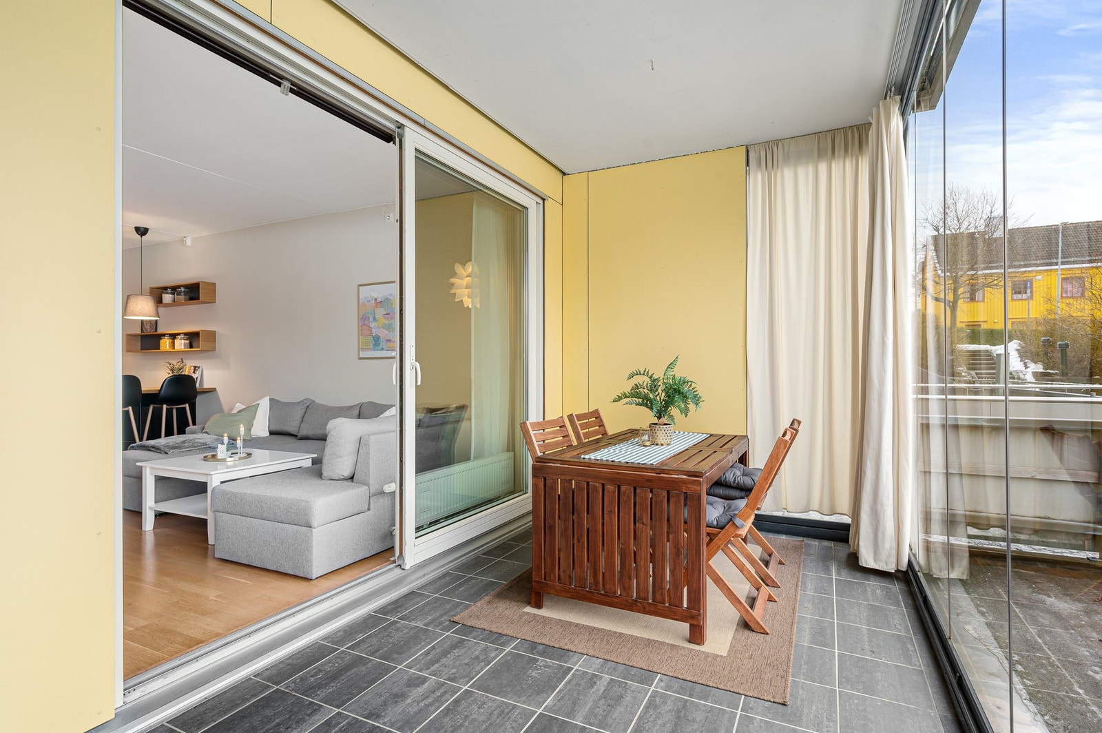 Store vindusflater slipper inn godt med dagslys og gir en luftig romfølelse. Galleribilde