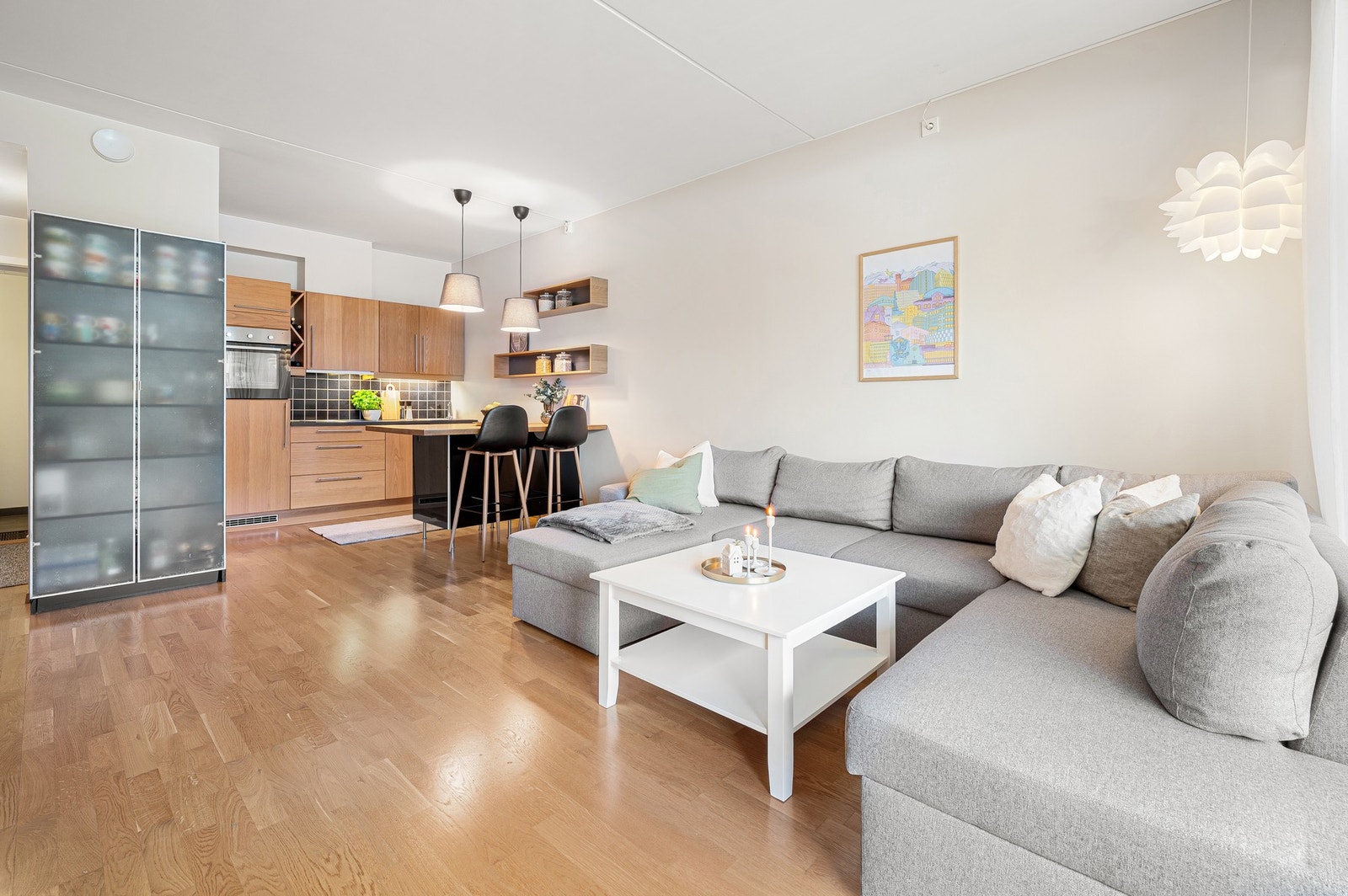 Leiligheten er lett å innrede med både sofagruppe og spisebord. Galleribilde