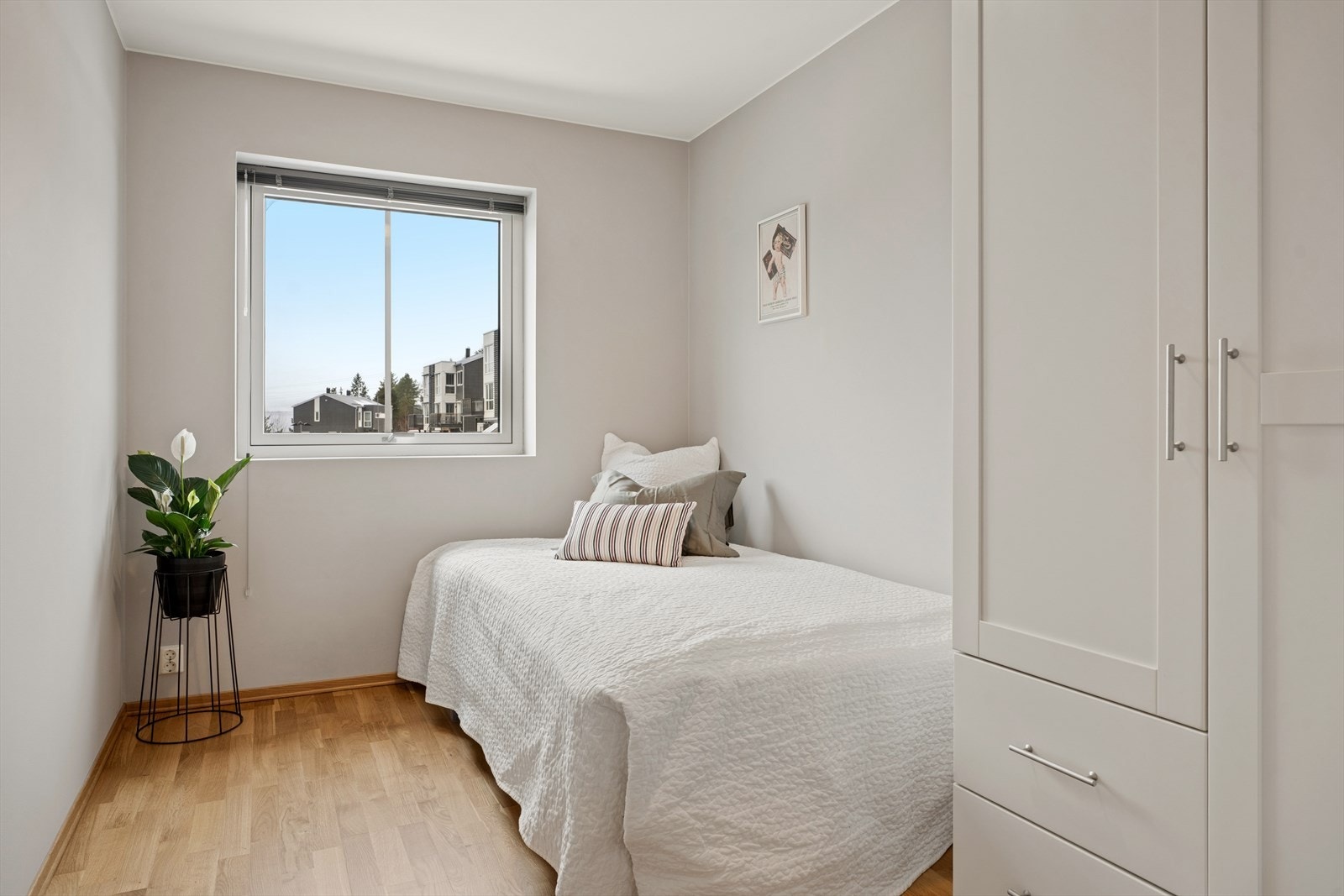 Soverom 3 er av tilsvarende størrelse som soverom 3, og er et fint gjesterom, hjemmekontor eller barnerom Galleribilde