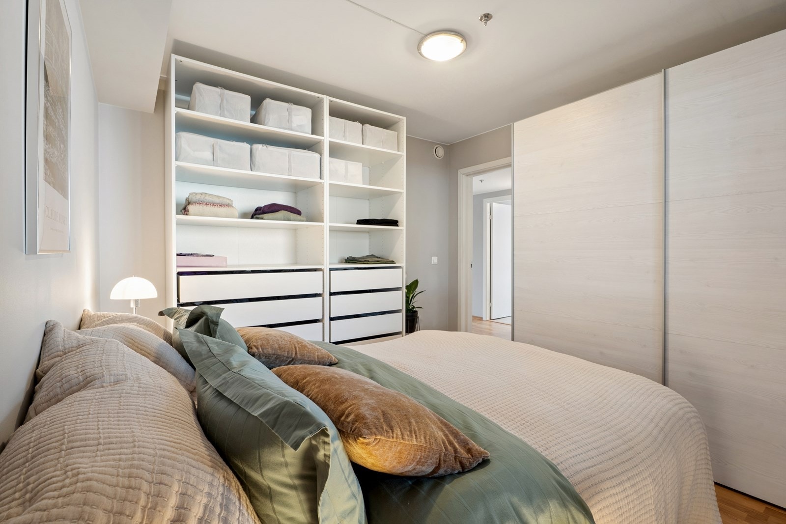 Det er meget god oppbevaringsplass i både skyvedørsgarderobe og garderobeinnredning Galleribilde