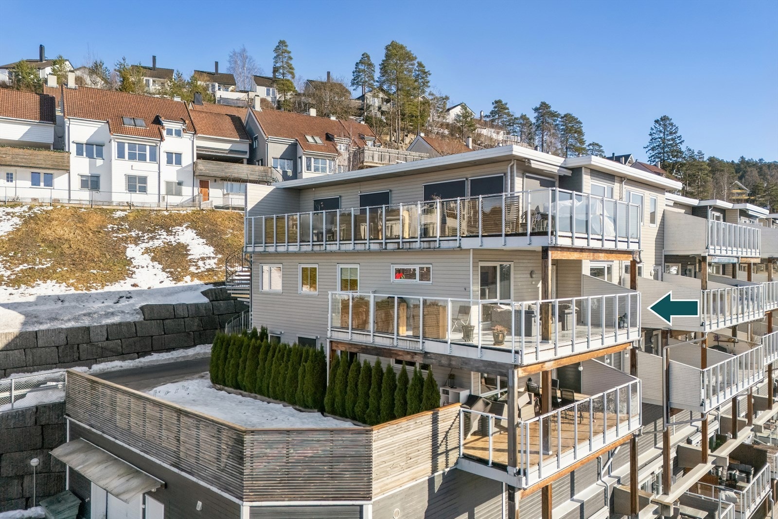 Leiligheten er plassert luftig til i bygget 2. etasje Galleribilde