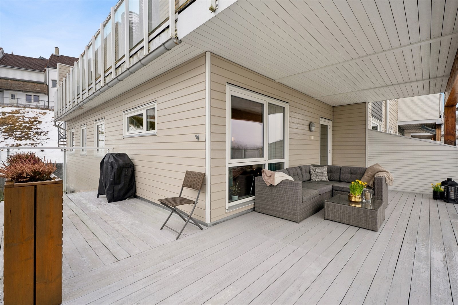 Terrassen omkranser leilighetens hjørne, og er vendt mot både syd og vest - så her er det gode solforhold Galleribilde