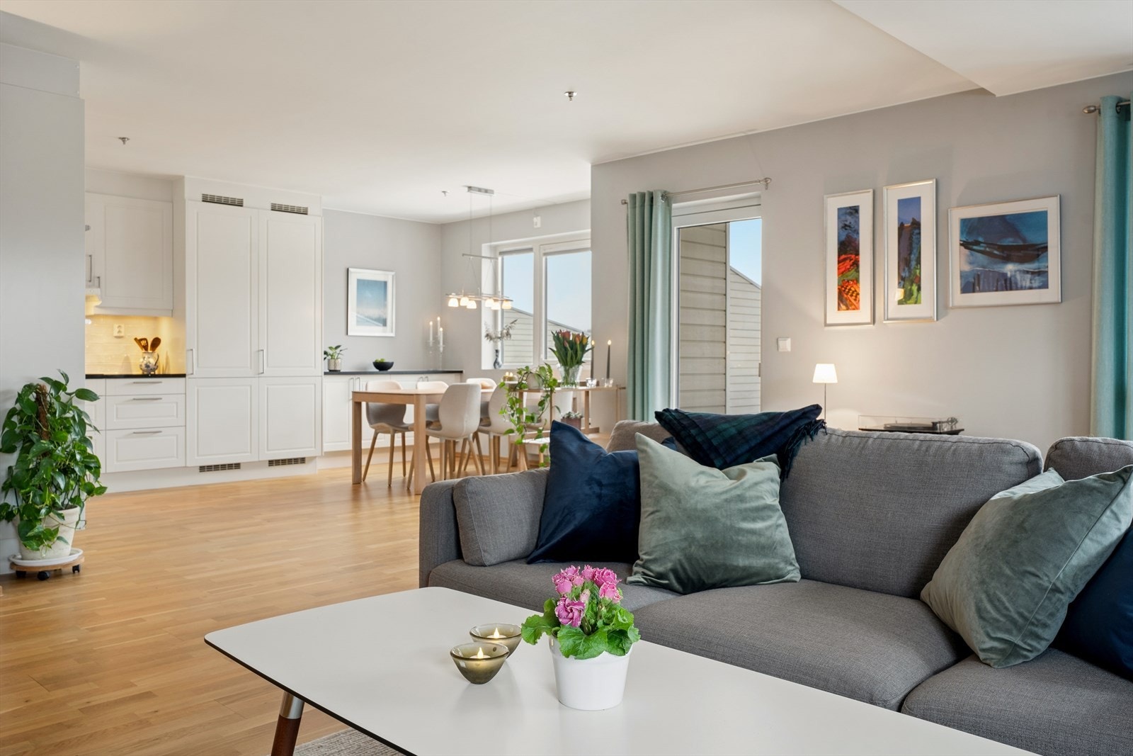 Fra stuen er det utgang til terrassen Galleribilde