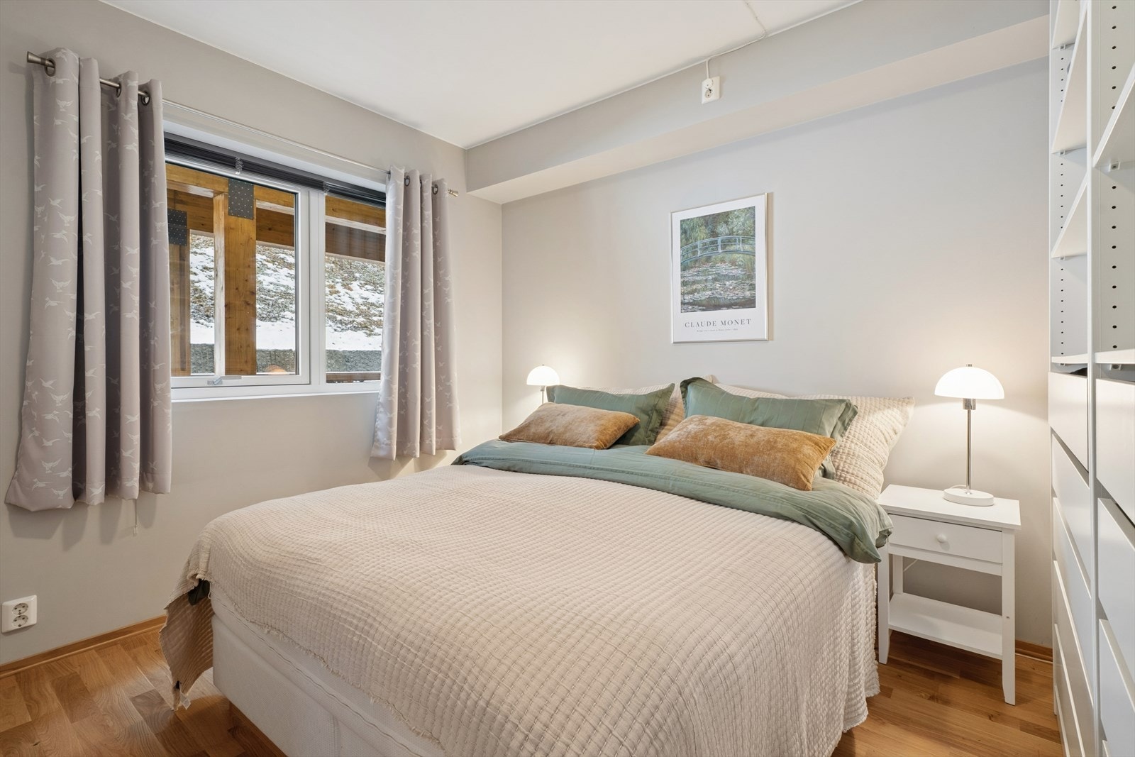 Hovedsoverom er av fin størrelse med plass til dobbeltseng og nattbord Galleribilde