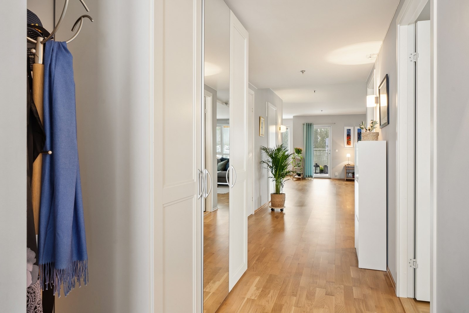 Det er godt med oppbevaringsplass til yttertøy og sko Galleribilde