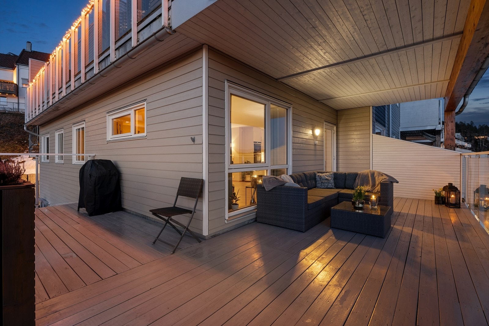 Her er det god plass til flere sittgrupper og grill Galleribilde