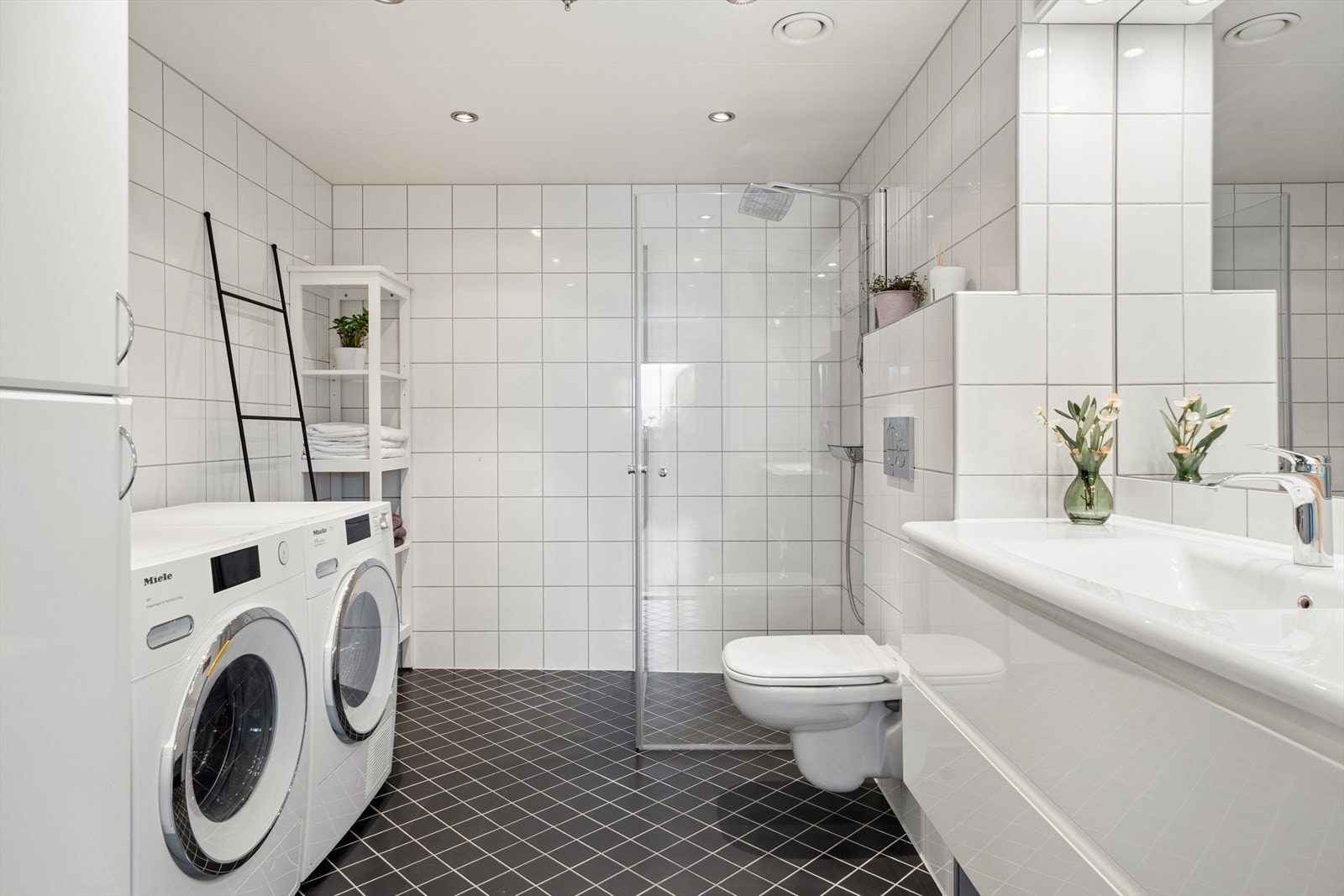 Romslig og pent flislagt bad med gode løsninger Galleribilde