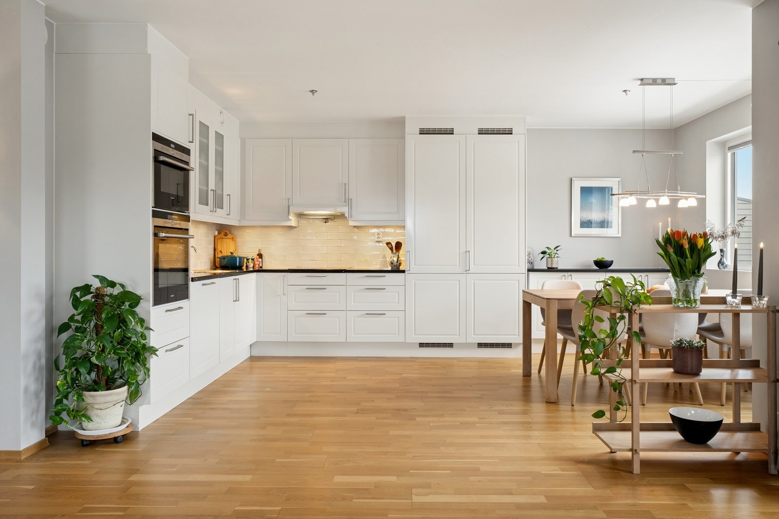 Kjøkkenet er pent og tidløst fra merket Norema Galleribilde