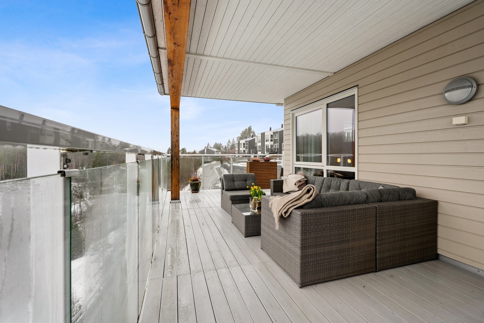 Deler av terrassen er også overbygget, og har et lunt og godt hjørne Galleribilde