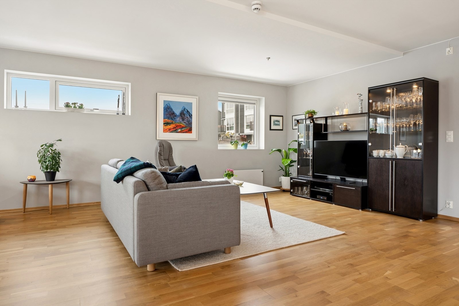 Det er god plass til sofagruppe, TV og oppbevaringsmøbler Galleribilde