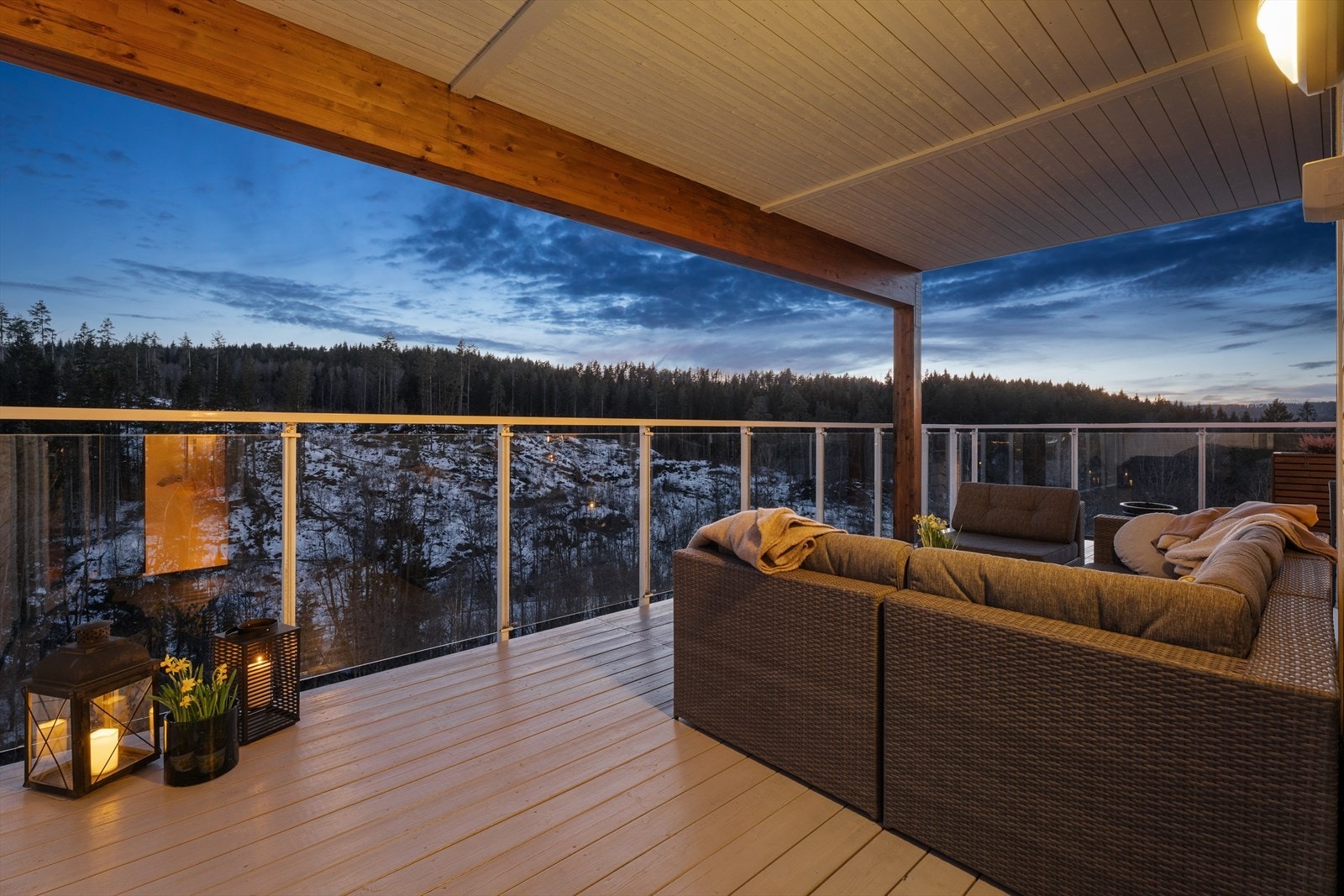 Terrassen følger bygget rundt hjørnet, slik at man kan flytte seg etter solen Galleribilde