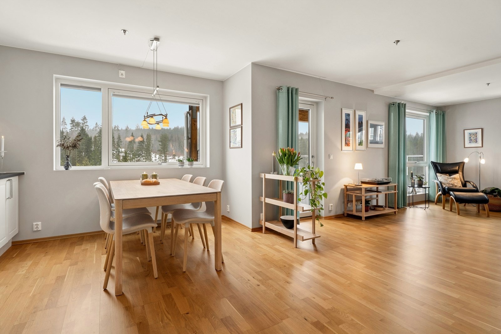 På kjøkkenet har man god plass til en stor spisegruppe Galleribilde