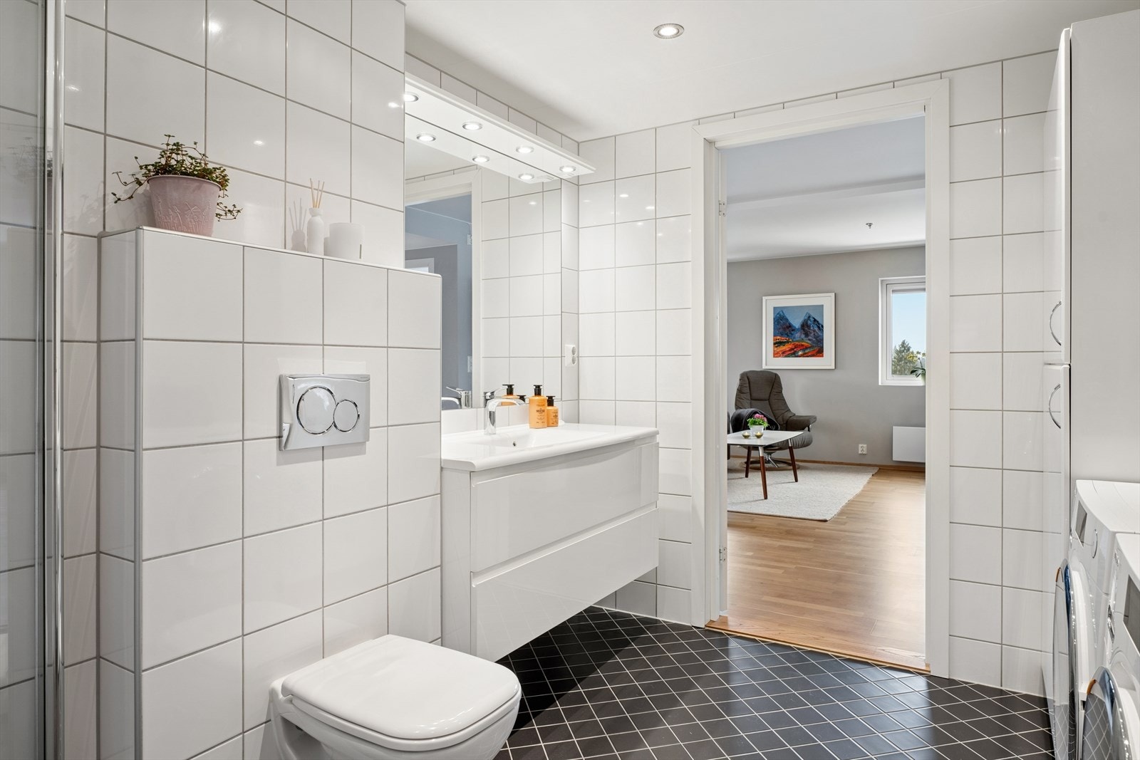 Badet har godt med oppbevaringsplass i både skuffer og i høyskap. Det er varmekabler i gulvet, og downlights i himling Galleribilde