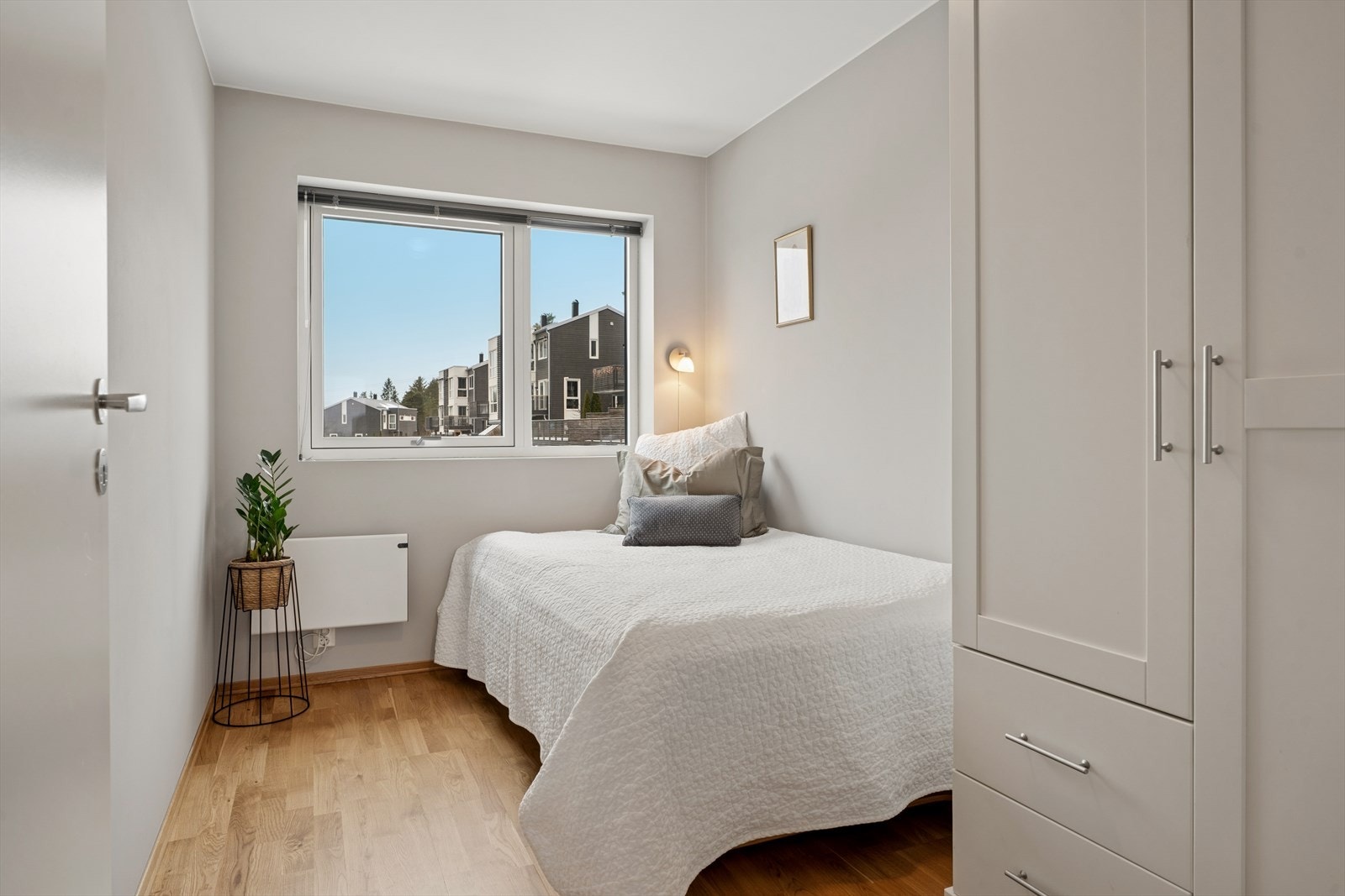 Soverom 2 har plass til seng, nattbord og garderobeskap Galleribilde