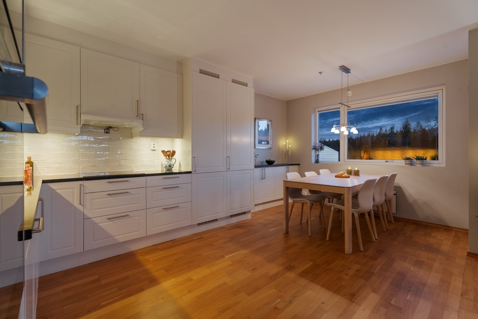 Kjøkkenet er godt utstyrt og med meget god oppbevaringsplass Galleribilde