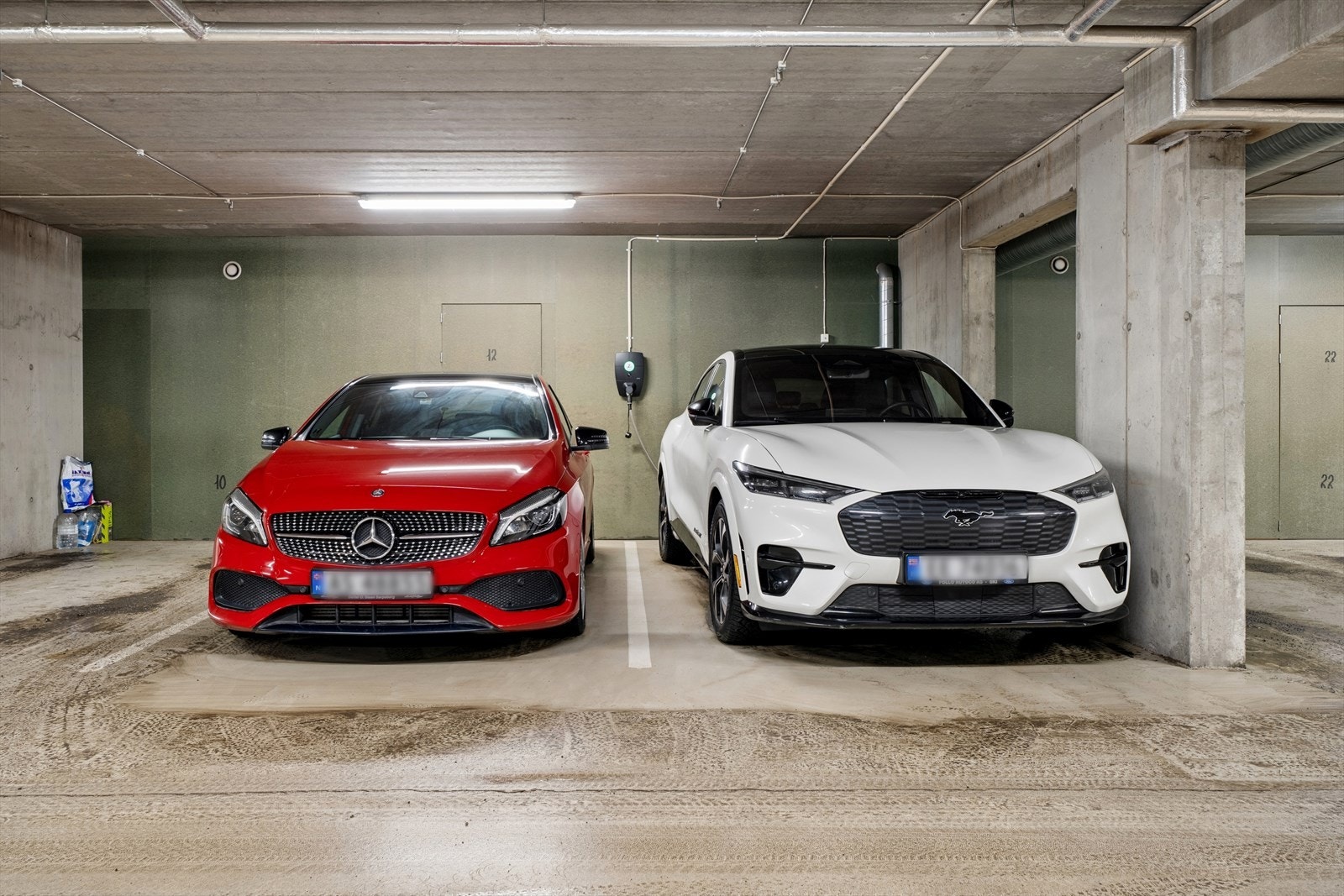 Det medfølger 2 stk garasjeplasser med 1 stk elbillader. Bod på 6,6 kvm er plassert ved plassene. Heisen er rett ved siden av Galleribilde