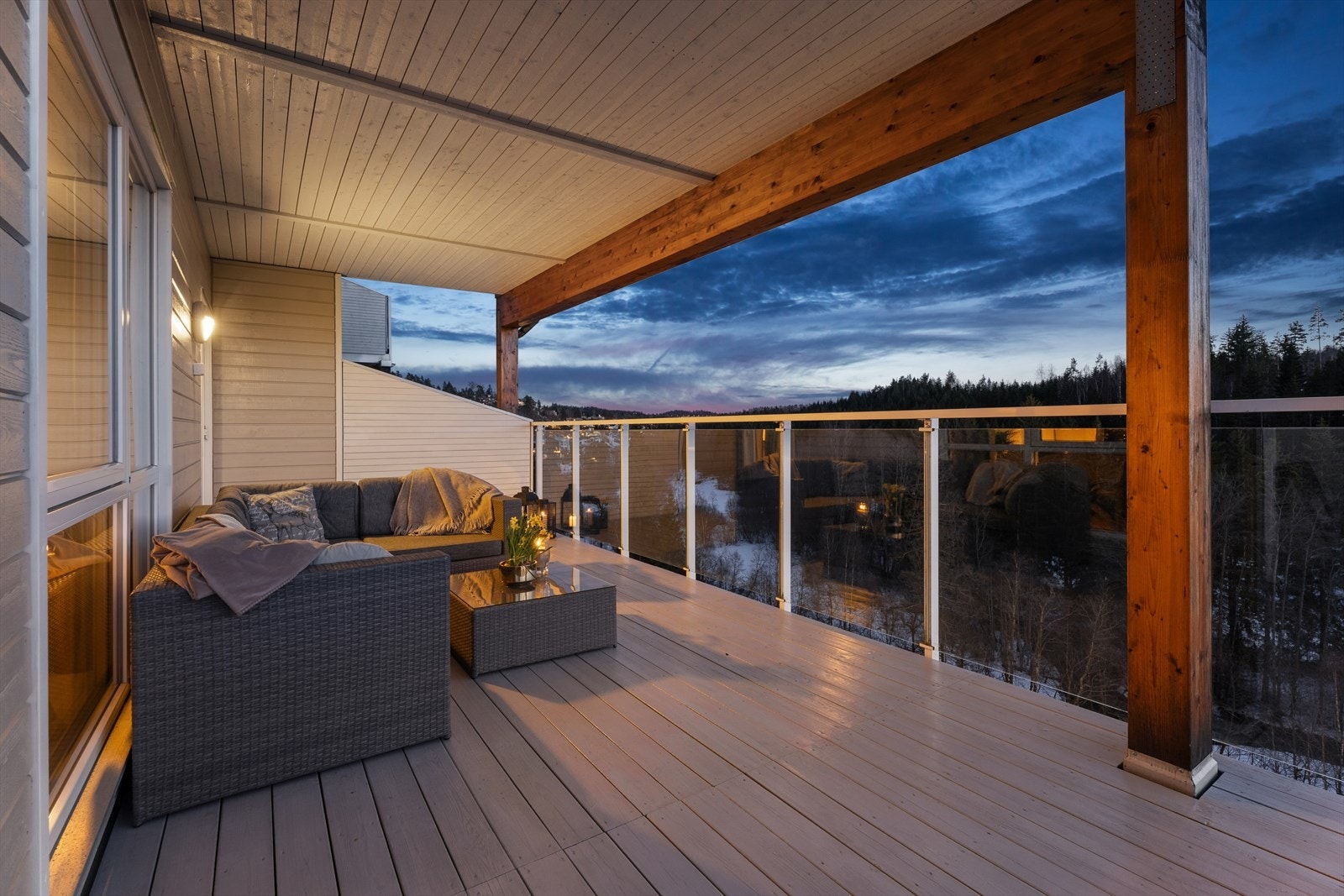 Leiligheten er plassert høyt og luftig til i bygget med flott utsikt Galleribilde