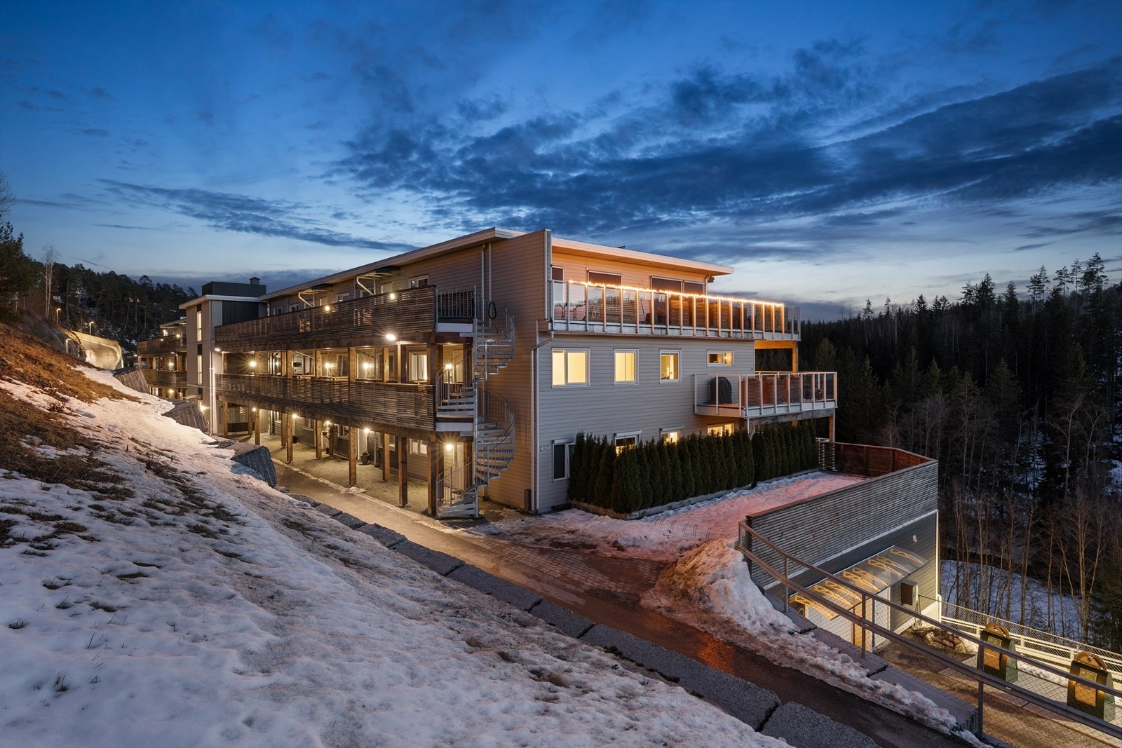 Det er enkel adkomst med bil inn til garasjeplasser, og heis rett opp i etasjen Galleribilde