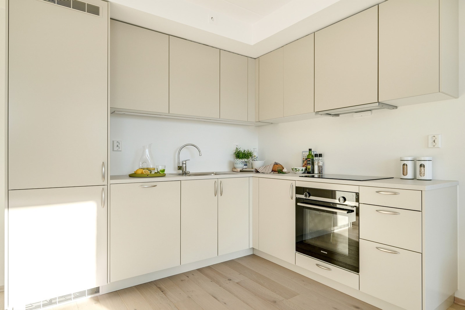 Delikat og moderne kjøkken med integrerte hvitevarer Galleribilde