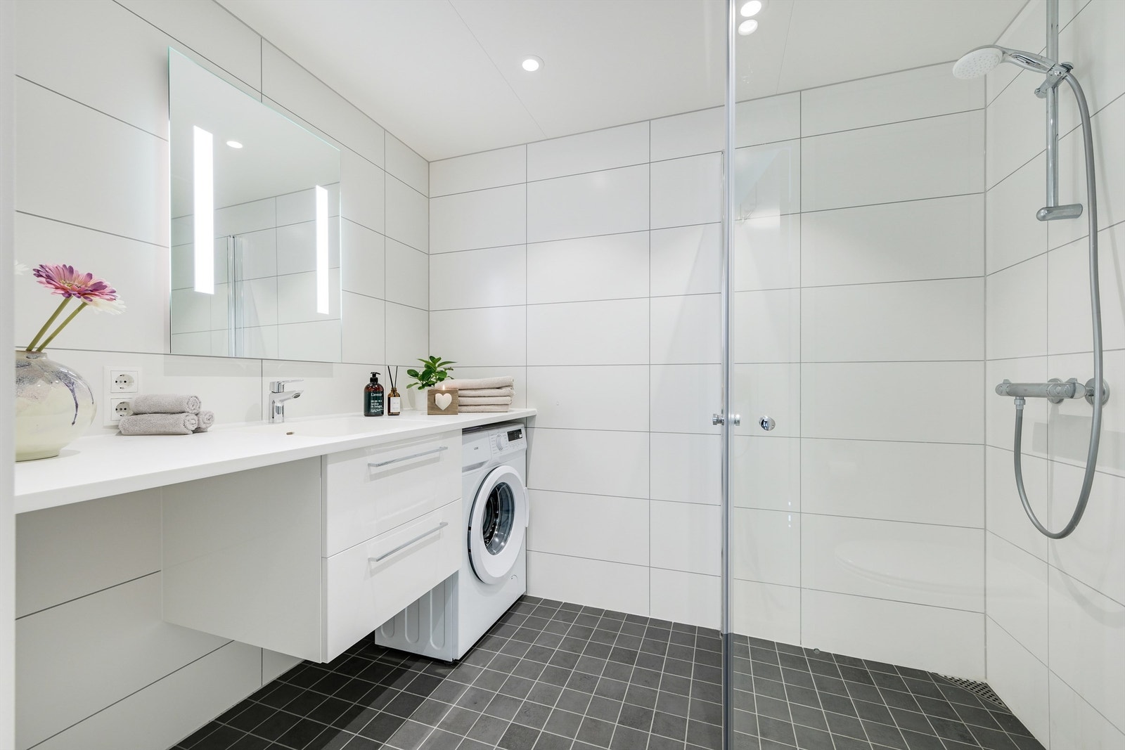 Pent bad med opplegg for vaskemaskin Galleribilde