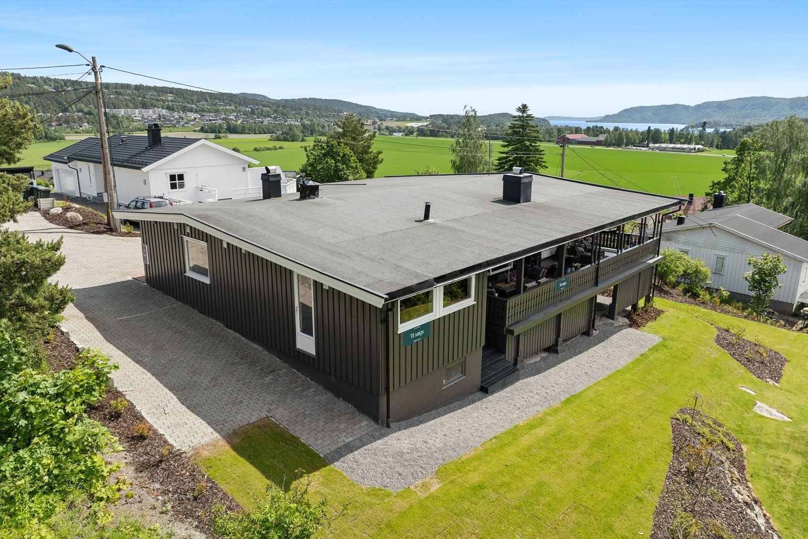 Hagen har store og velstelte områder med plen, bed og fin beplanting. Her vil hele familien garantert trives. Galleribilde