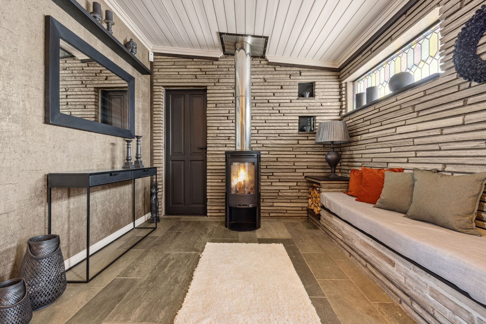 Et moderne ildsted plassert sentralt i hallen gir en effektiv oppvarming av boligen. Galleribilde