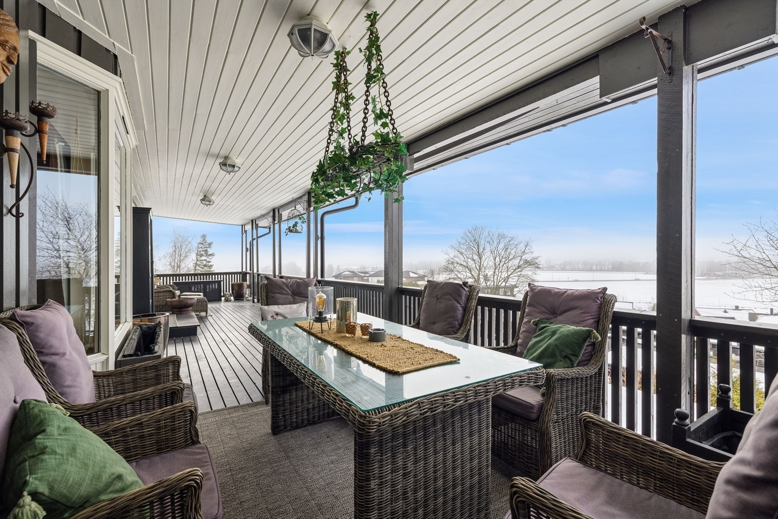 God plass for å innrede med utemøbler i forskjellige soner. Galleribilde