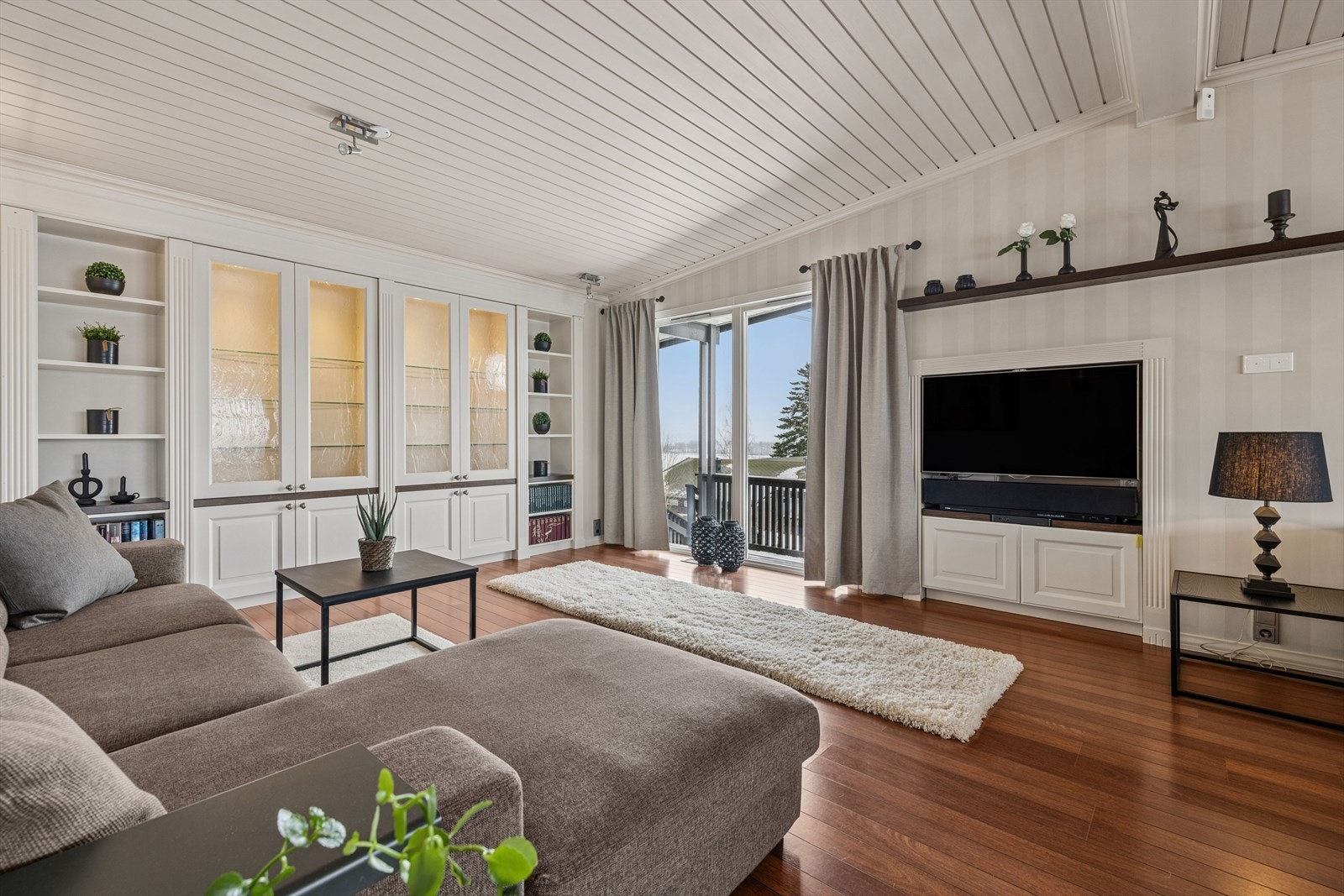 Store vindusflater sikrer godt, naturlig lys Galleribilde