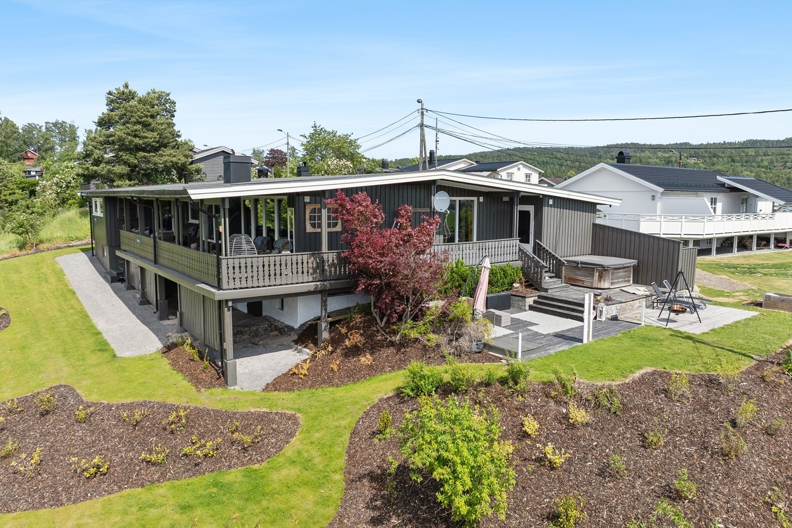 Tomten, hagen og uteområdene byr på boltreplass for hele familien. Galleribilde
