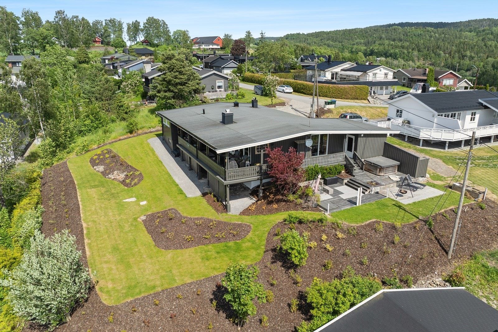 Her kan den flotte solen og utsikten, eller den nydelige kveldshimmelen nytes stor deler av året! Galleribilde