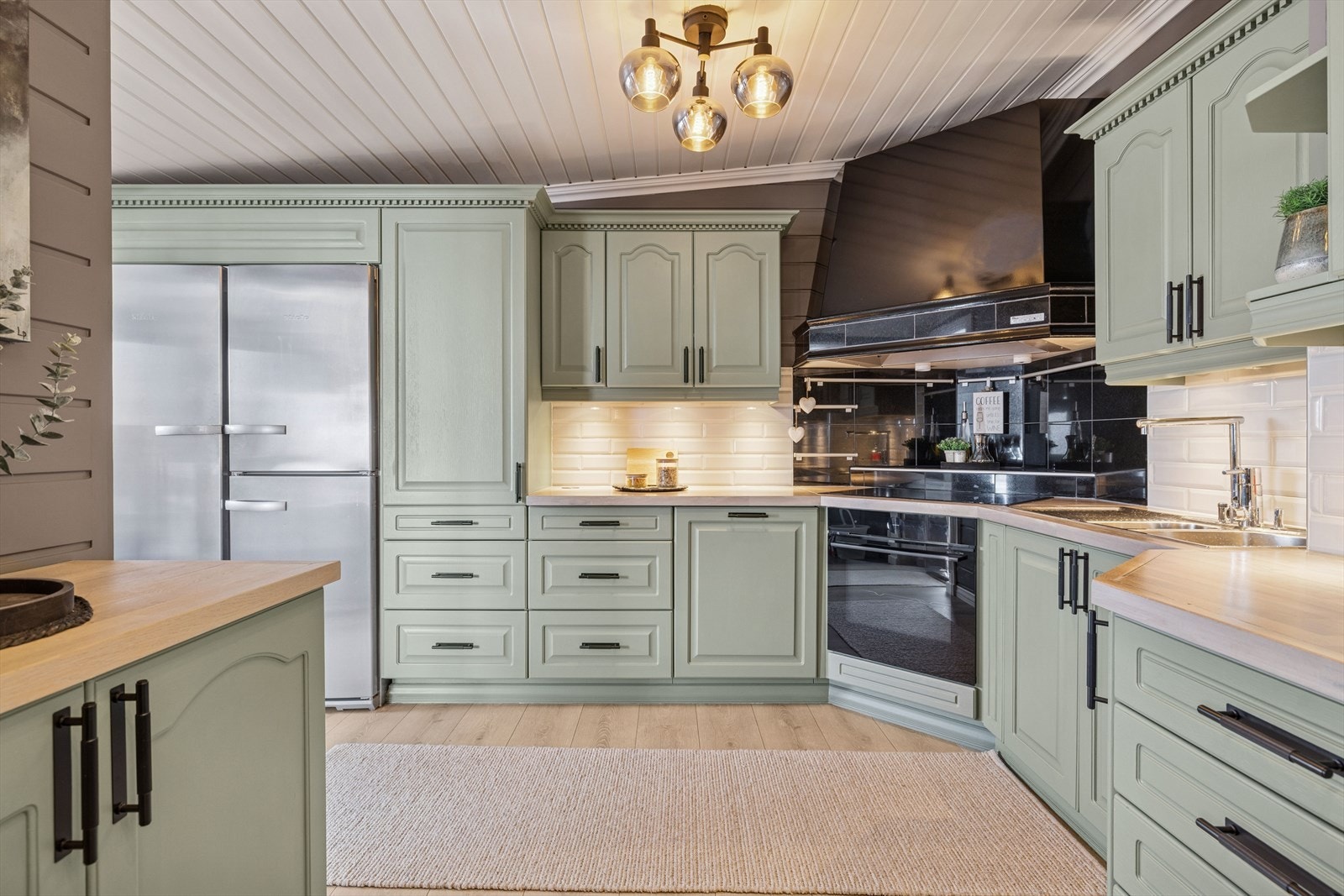 Kjøkkeninnredningen er levert fra Huseby i en klassisk og tidløs utførsle med profilerte fronter og god benk- og skapplass. Galleribilde