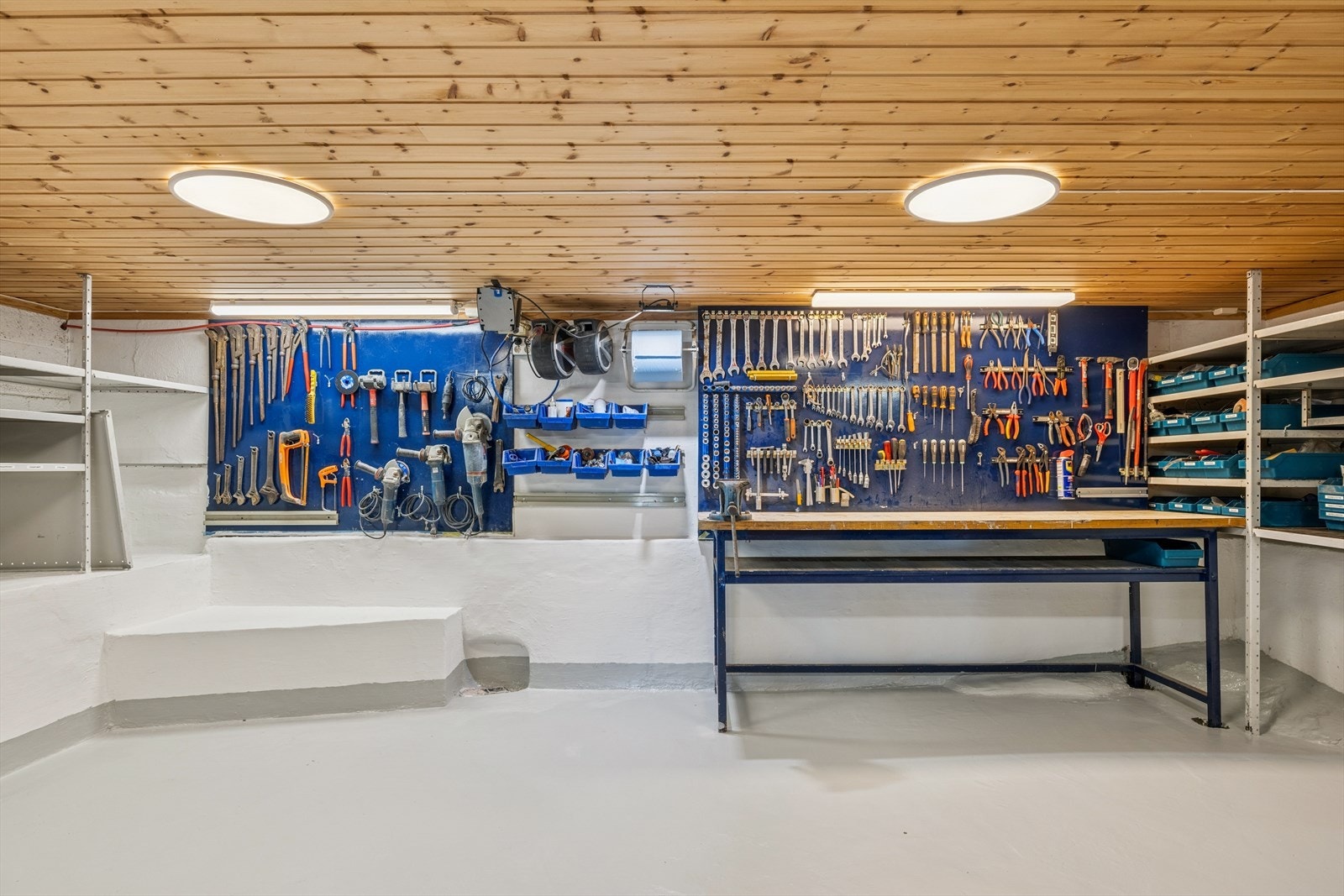 Kjelleretasjen byr på god oppbevaringsplass. Galleribilde