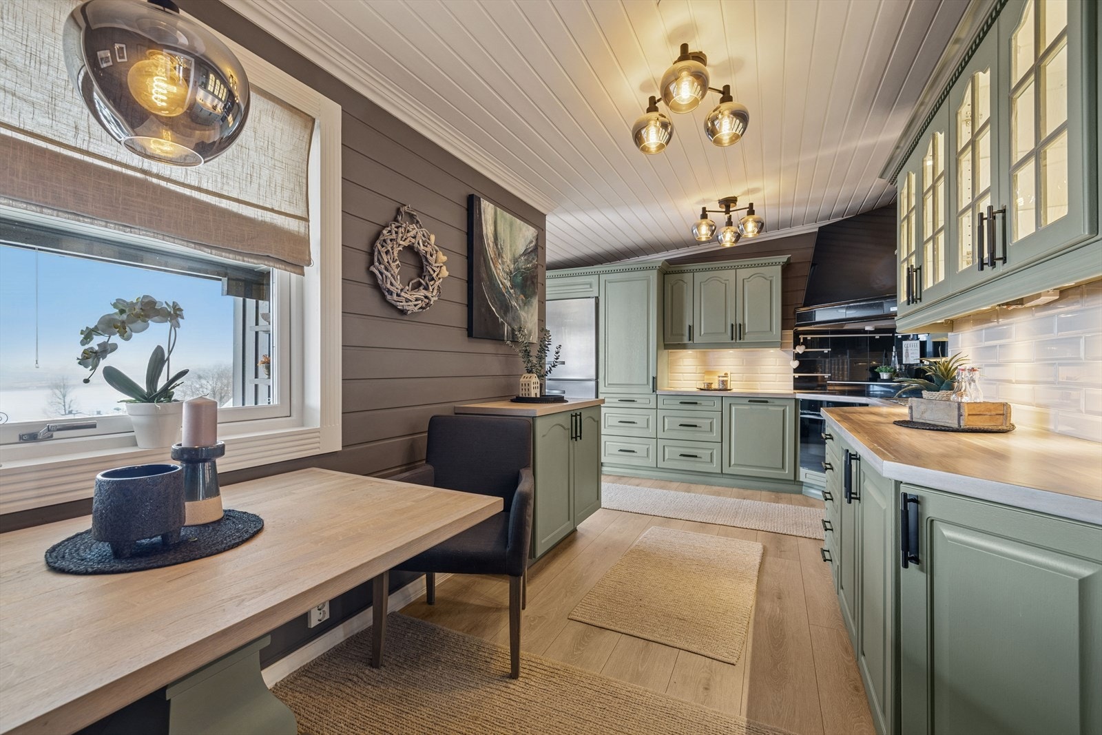 Fra stuen er det videre inngang til det pene kjøkkenet, med god plass til et mindre spisebord. Galleribilde