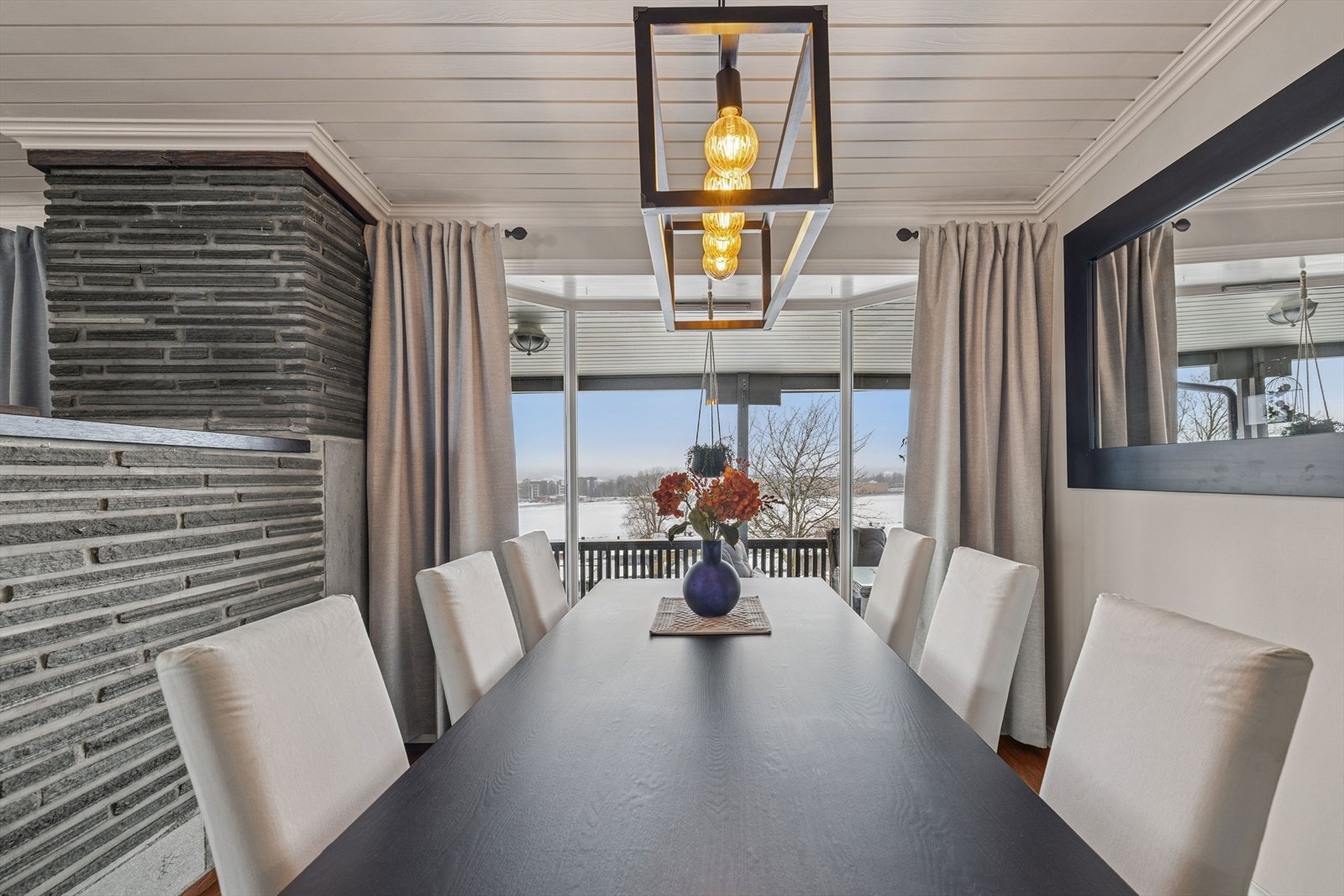 Her kan en nyte kveldssolen og den fantastiske utsikten til et bedre måltid. Galleribilde