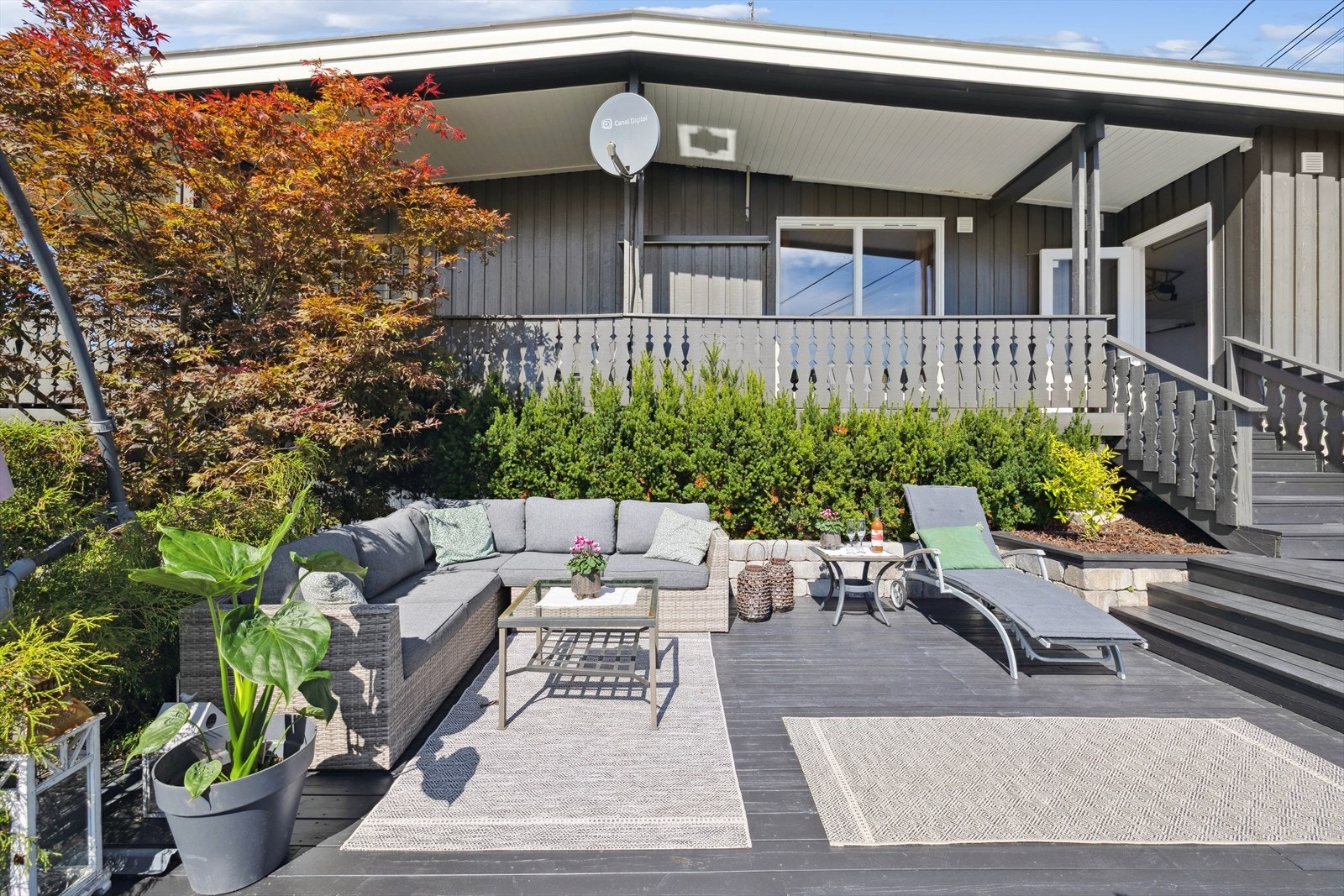 Rett utenfor stuen finner vi et flott og solrikt terrasseområde. Galleribilde