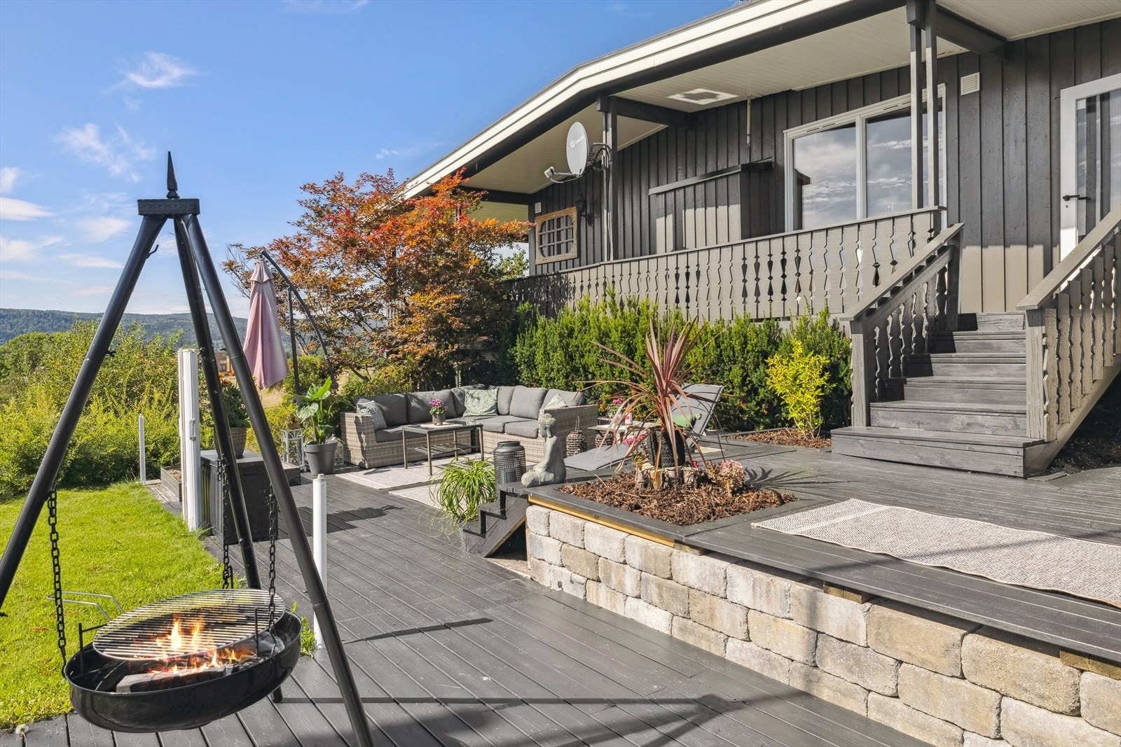 Terrasseområdet har fine og solrike platåer med flott utsikt. Galleribilde