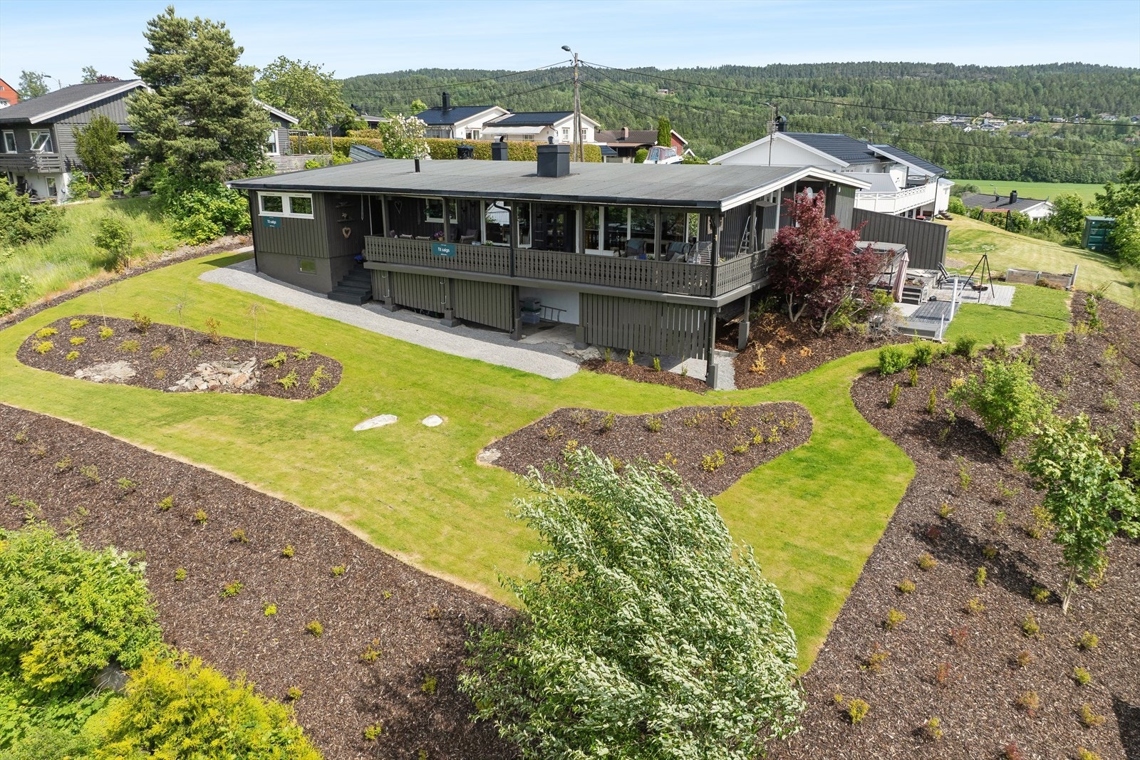 Tomten er særdeles pent opparbeidet med steinsatt gårdsplass og pen hage med store plenarealer, med flott beliggenhet, høyt og fritt i feltet. Galleribilde