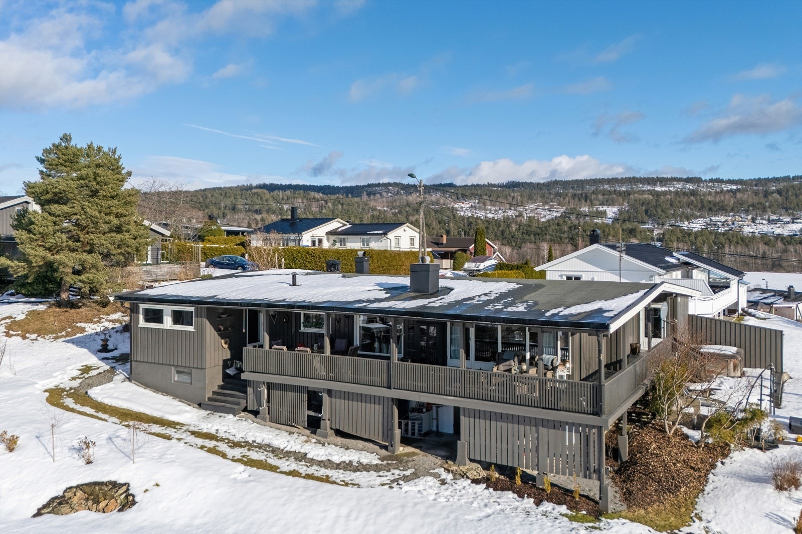 Stor og familievennlig tomt med herlige plenområder og fin beplanting. Galleribilde