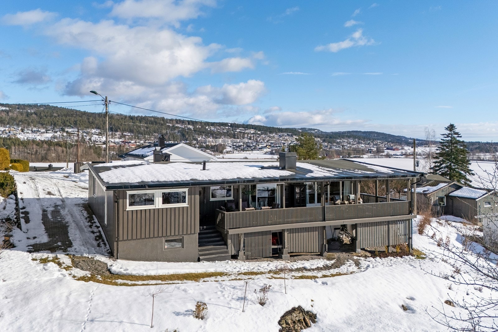 Velkommen til Hesteskoen 9, en særdeles lekker og pen enebolig med alt på en flate beliggende i Dunihagen, et attraktivt boligfelt i Sande med flotte solforhold. Galleribilde