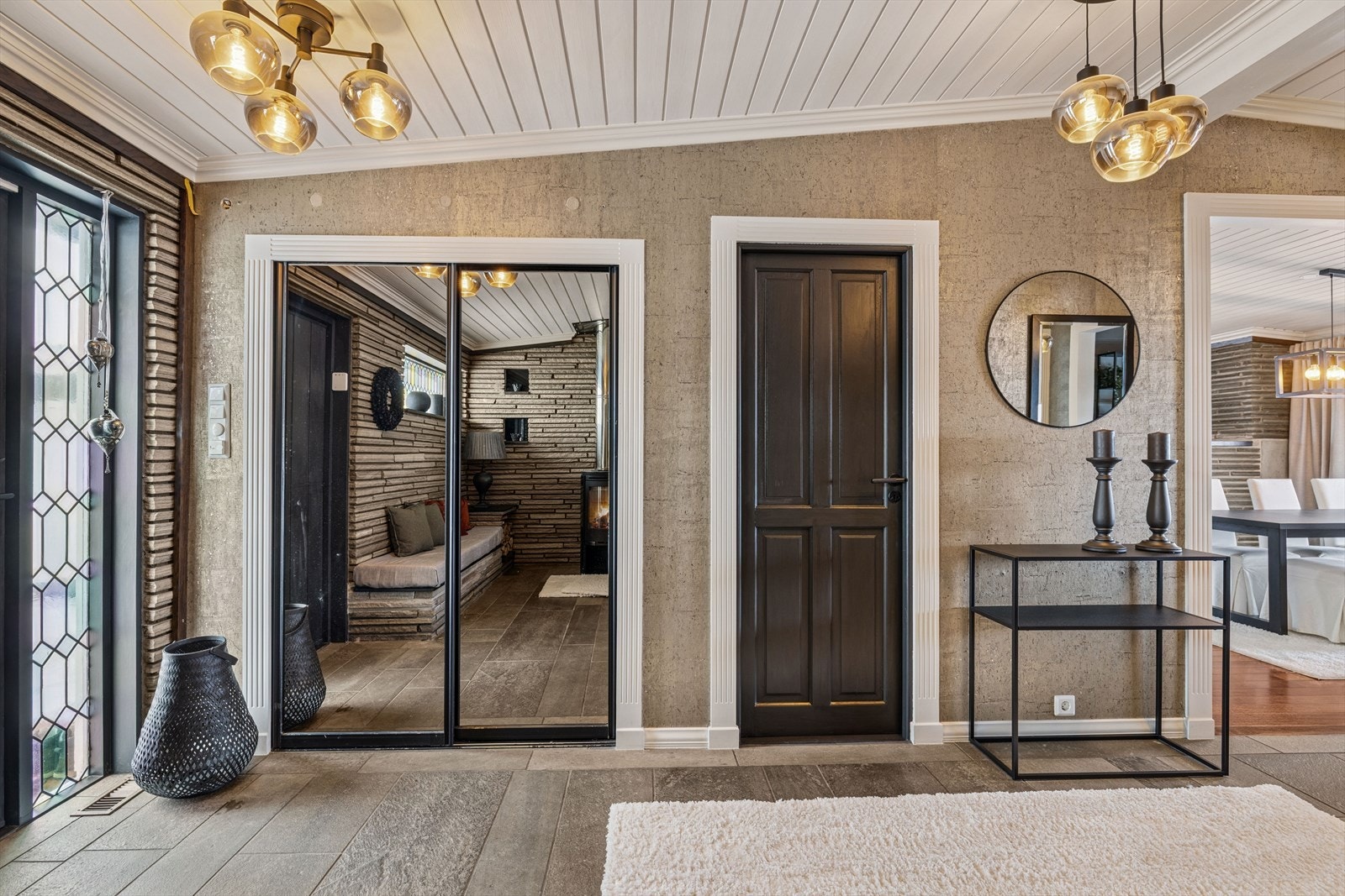 Hallen er gjennomført med flislagt gulv med varme og en flott skyvedørsgarderobe med speilfront. Galleribilde