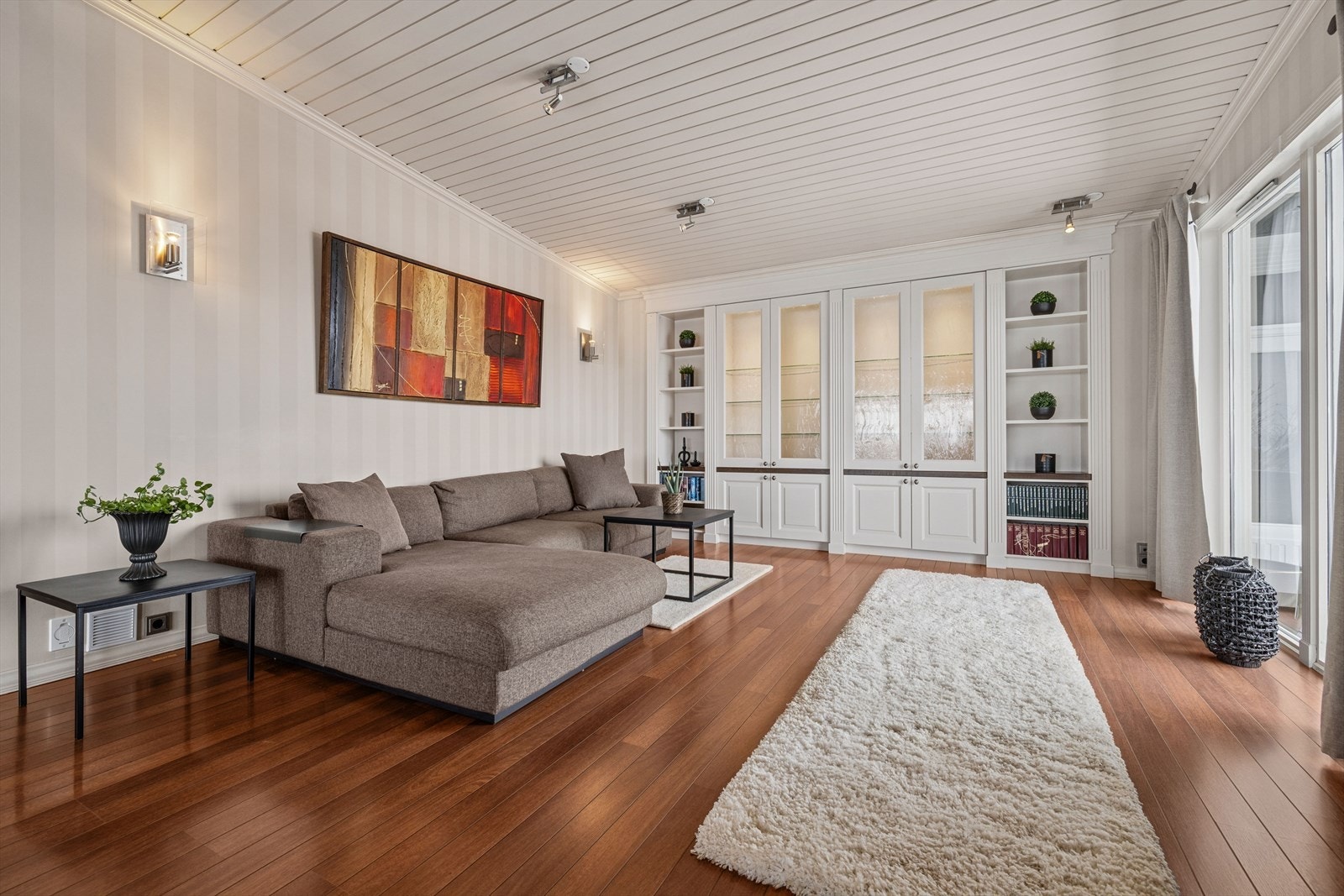 En del av stuen kan ved enkele grep omgjøres til et ekstra soverom om ønskelig. Galleribilde