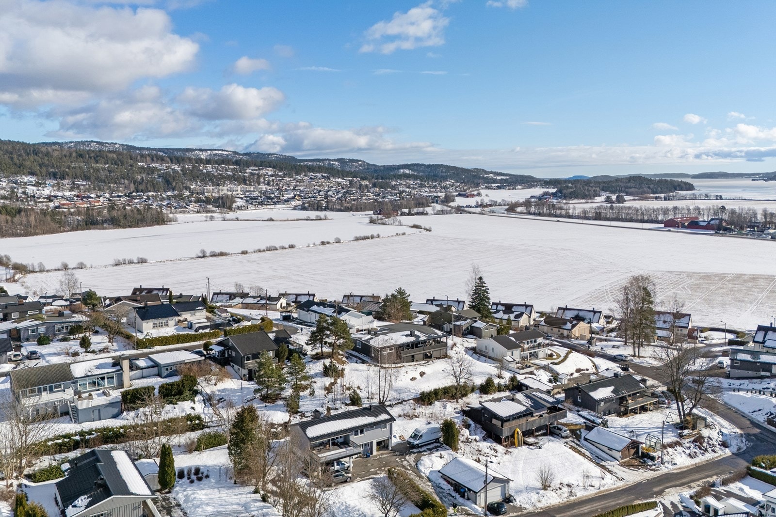 Boligen har en meget attraktiv og barnevennlig beliggenhet i et rolig og etablert boligområde med gode solforhold i Sande sentrum. Galleribilde