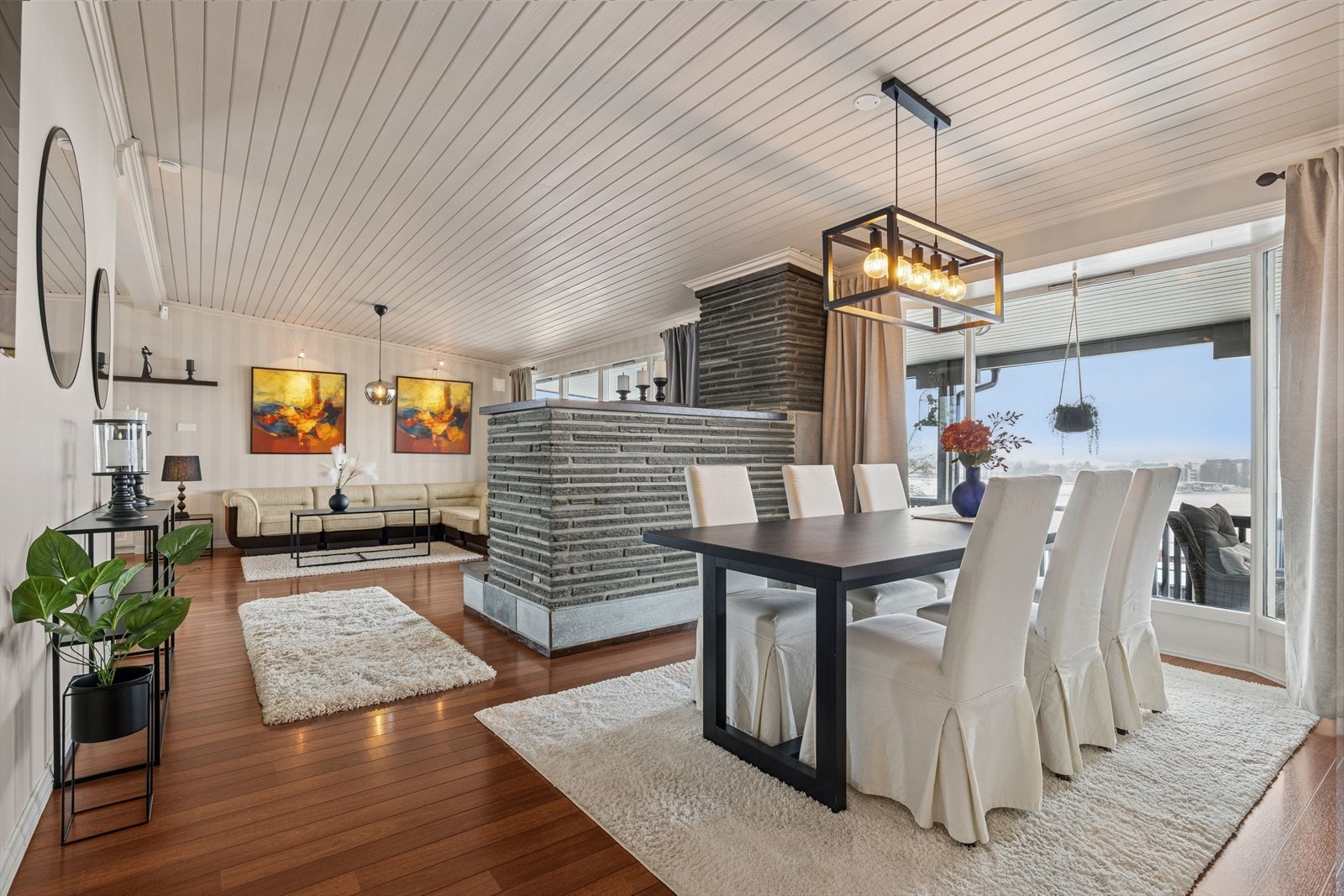 Lys og innbydende og åpen stue og spisestue med mange møbleringsmuligheter. Galleribilde