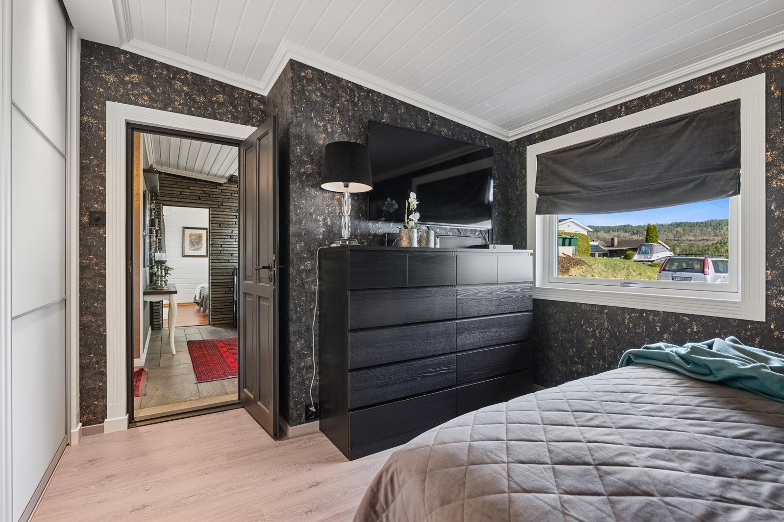 Det er en pen kontrast mellom det lyse gulvet og veggene. Det er god plass til dobbeltseng med tilhørende nattbord. Galleribilde