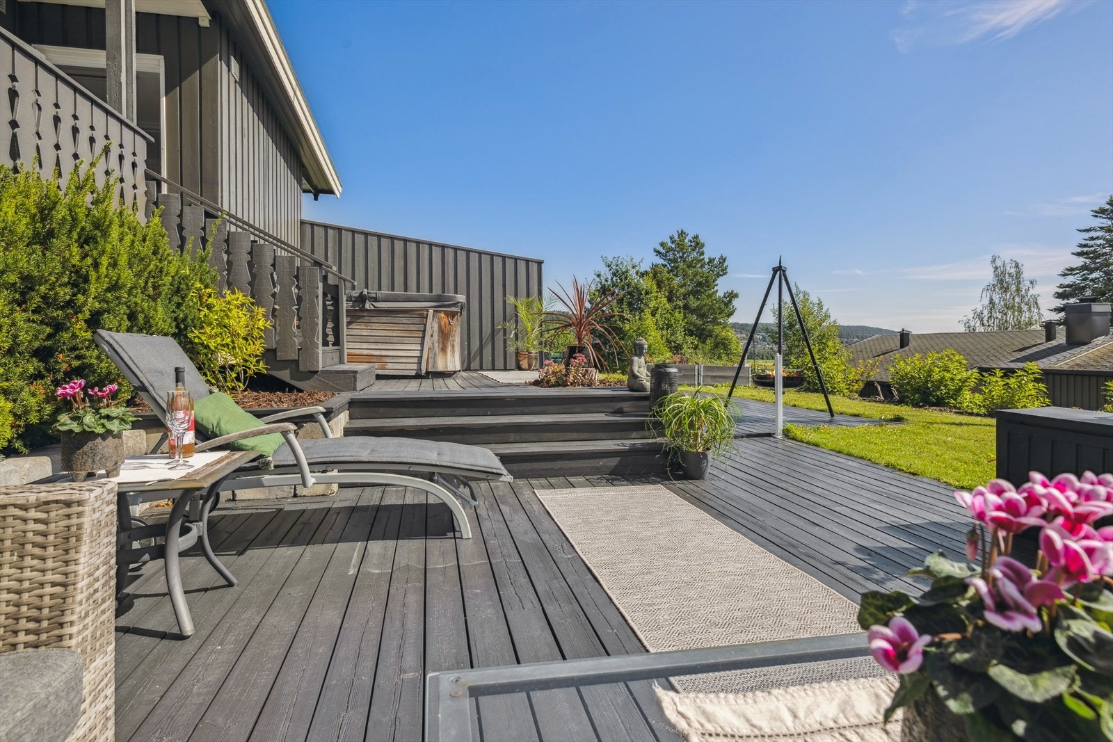 Det er enkel adkomst til hageområdet fra terrassen. Galleribilde