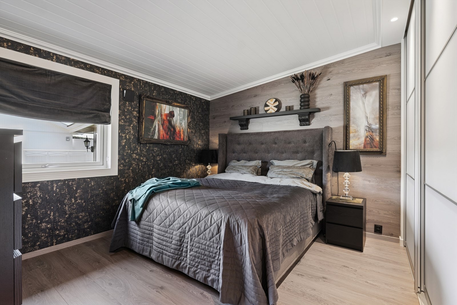 Hovedsoverommet har en meget flott utførelse med fine og gjennomtenkte farge- og materialvalg og gode garderobeløsninger. Galleribilde