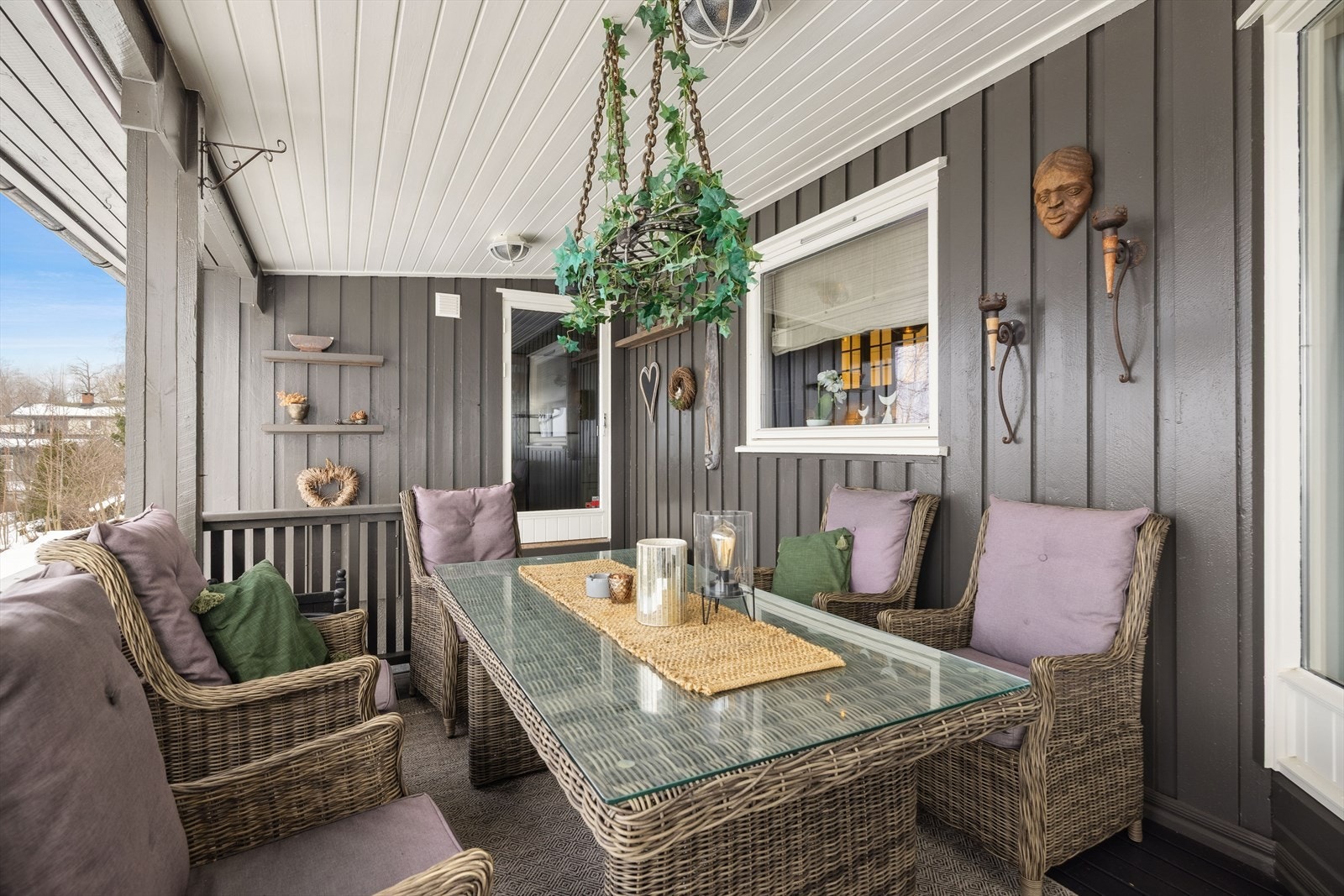 Det er utgang fra stuen og kjøkkenet til en stor og overbygget terrasse med nydelig utsikt og suverene solforhold. Galleribilde