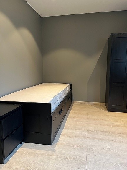 Smarte senger med god oppbevaring og plass til overnattingsbesøk Galleribilde