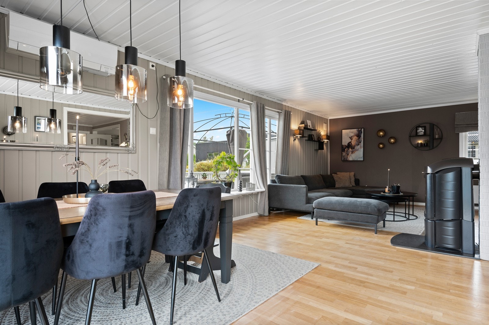 TV-stuedelen har en praktisk plassering med god plass til sofa og mediemøbler. Galleribilde